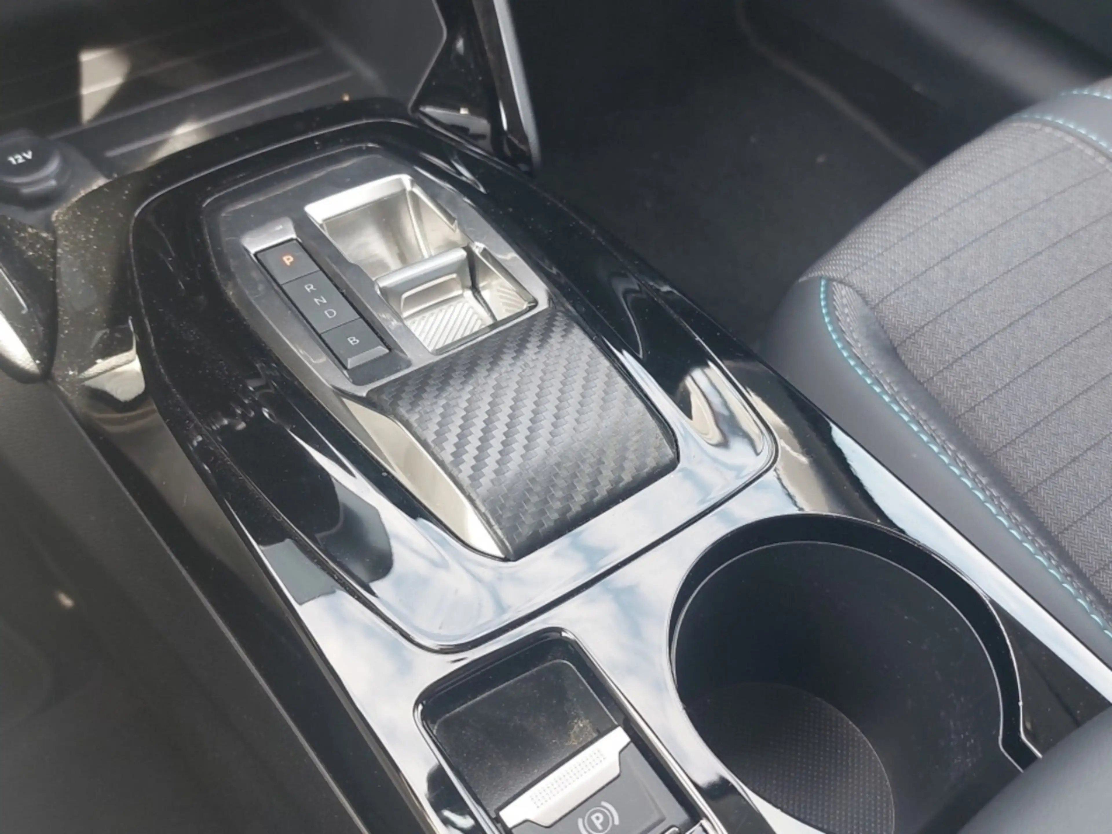Peugeot e-208 Allure Pack 136 — photo 14