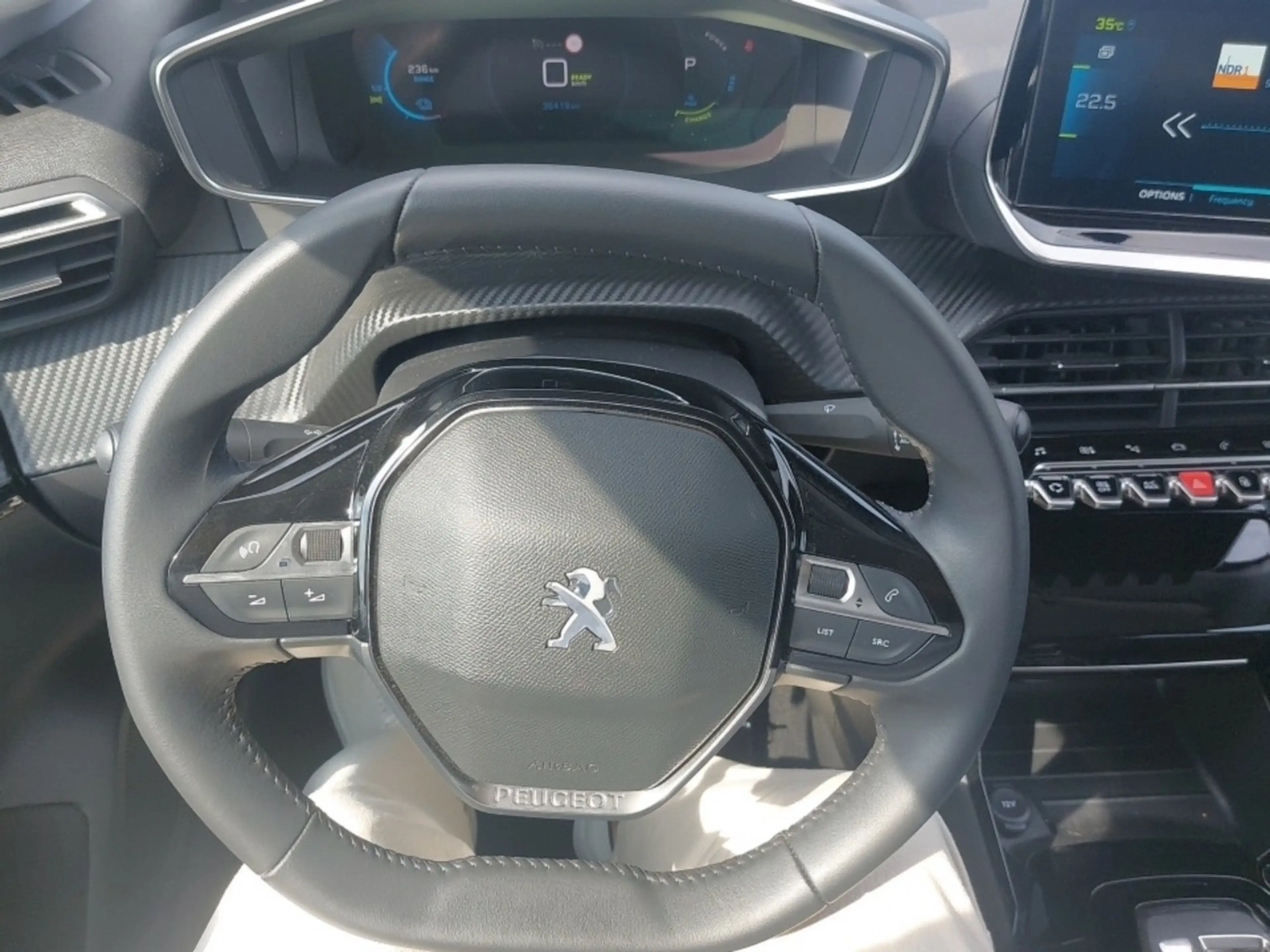 Peugeot e-208 Allure Pack 136 — photo 13