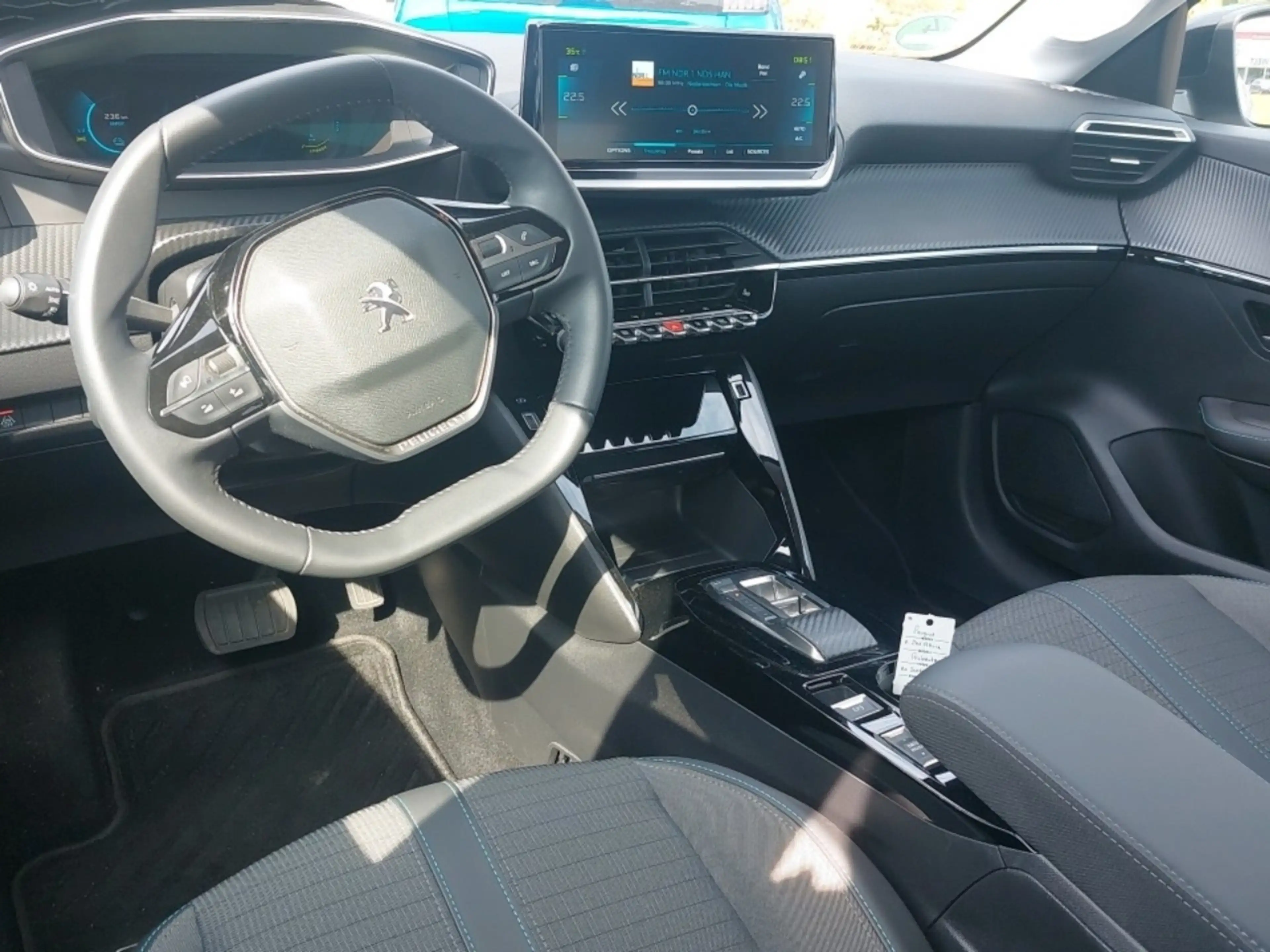 Peugeot e-208 Allure Pack 136 — photo 8