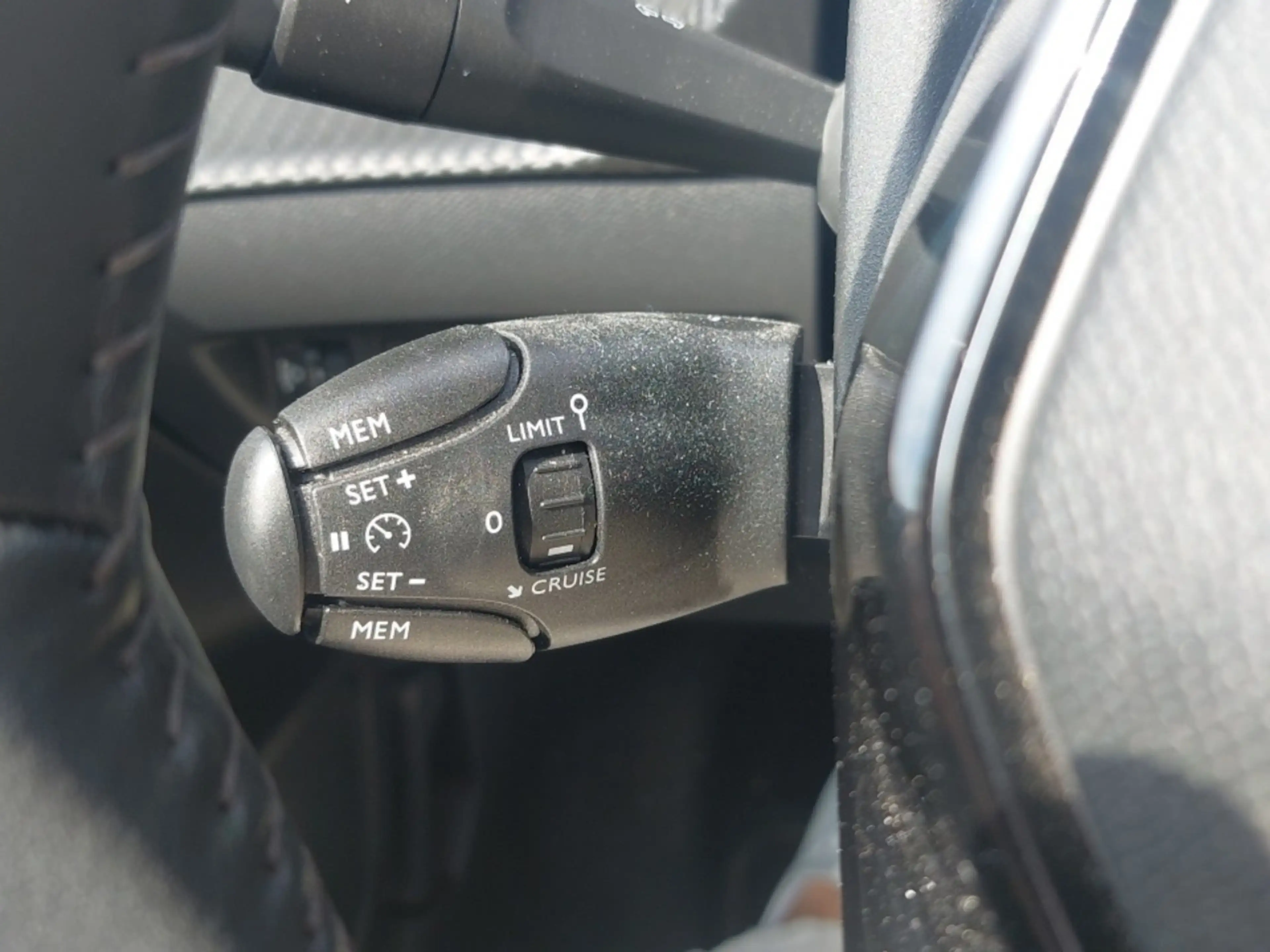 Peugeot e-208 Allure Pack 136 — photo 12
