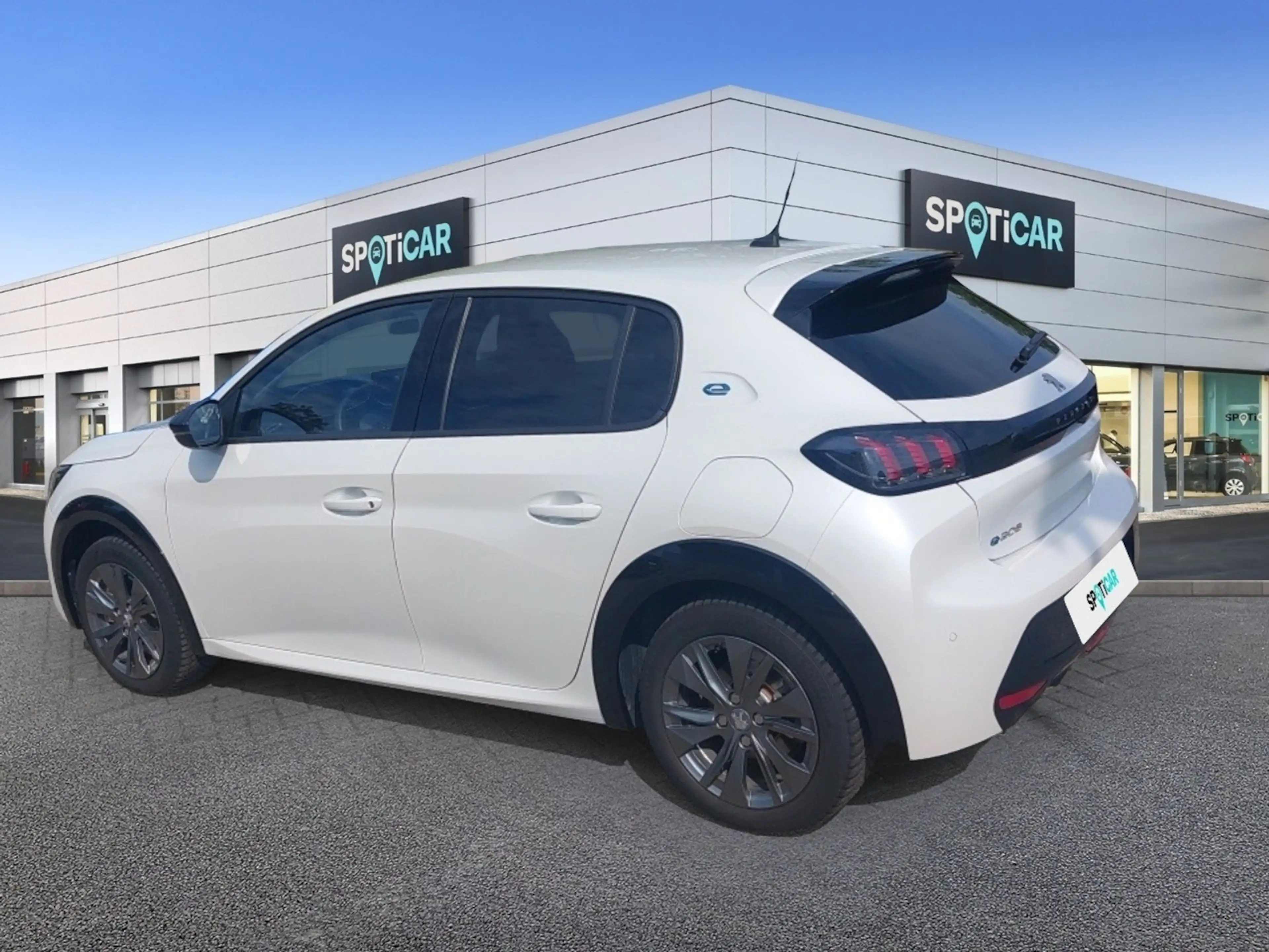 Peugeot e-208 Allure Pack 136 — photo 7