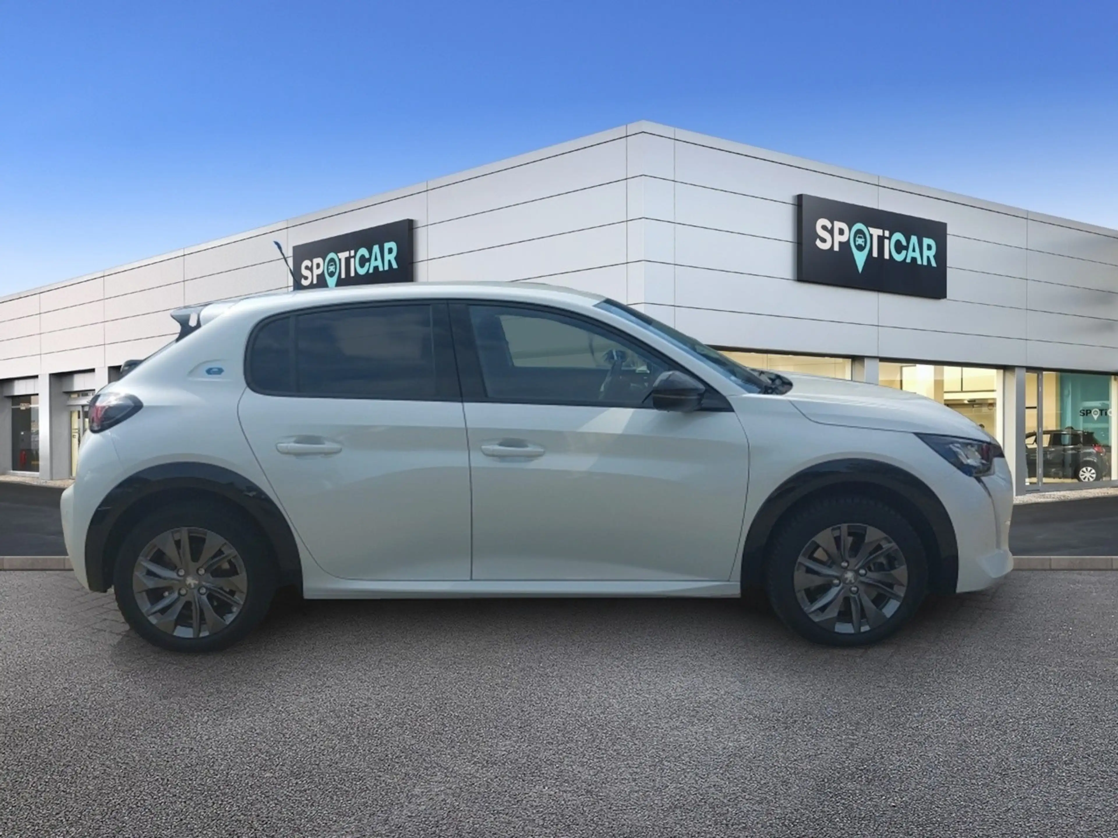 Peugeot e-208 Allure Pack 136 — photo 4