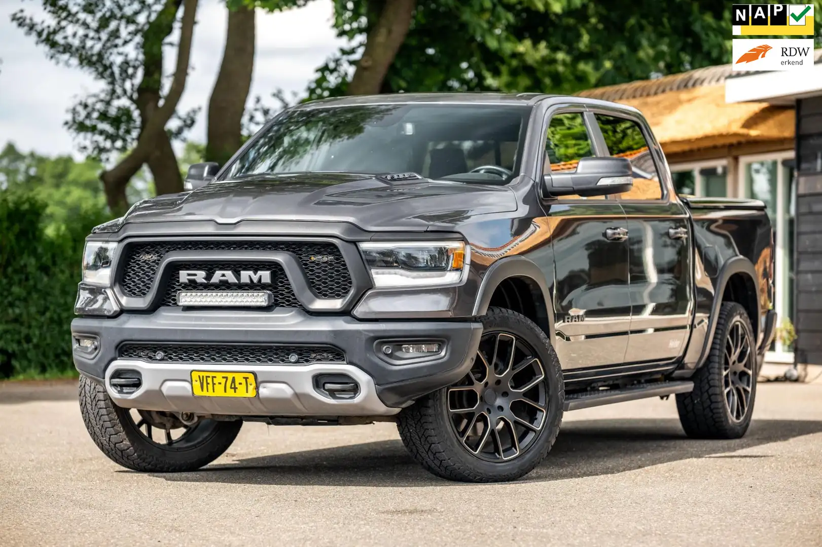 Dodge RAM 1500 5.7 V8 4x4 Crew Cab Longhorn Rebel Panoramada Gris - 1