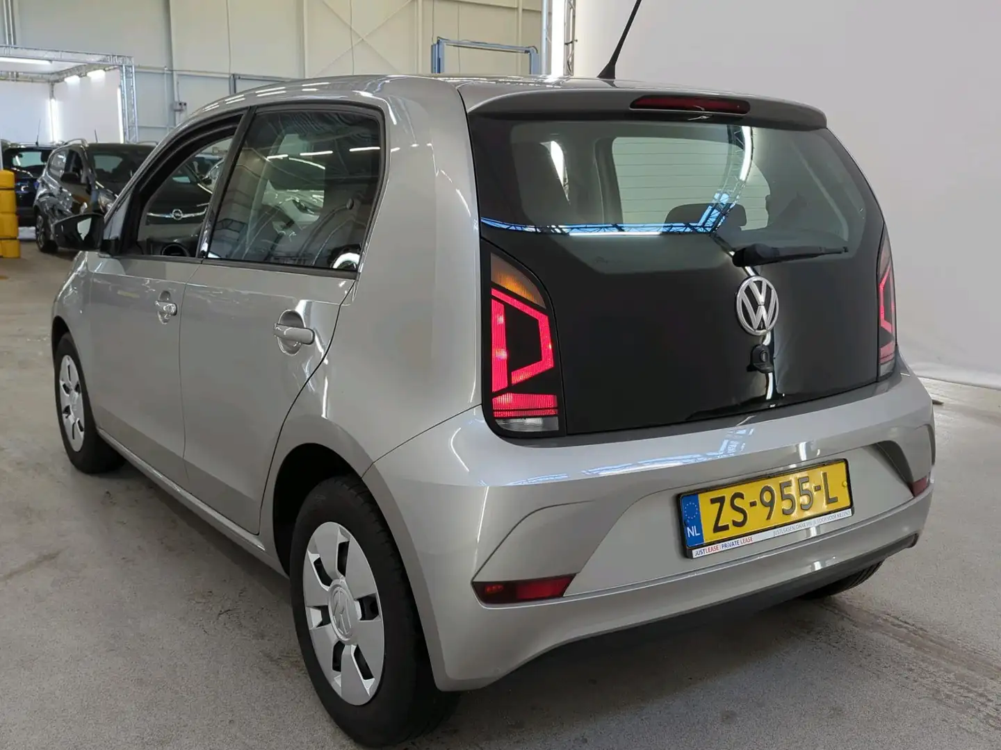 Volkswagen up! 1.0 BMT 60pk move up! | Airco | LED dagrijverlicht Gris - 2