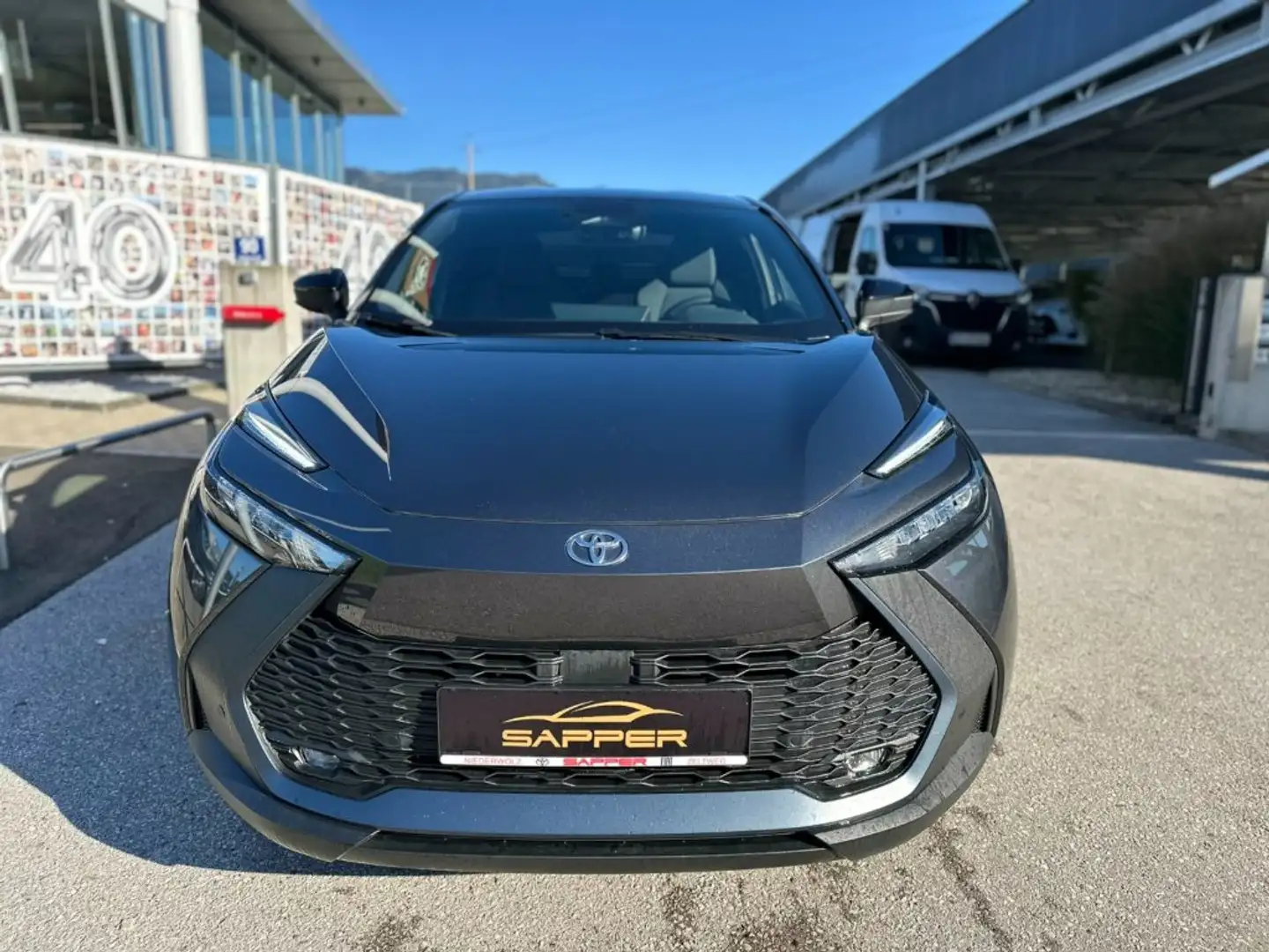 Toyota C-HR 1,8 Hybrid E-CVT Active Drive Grau - 2