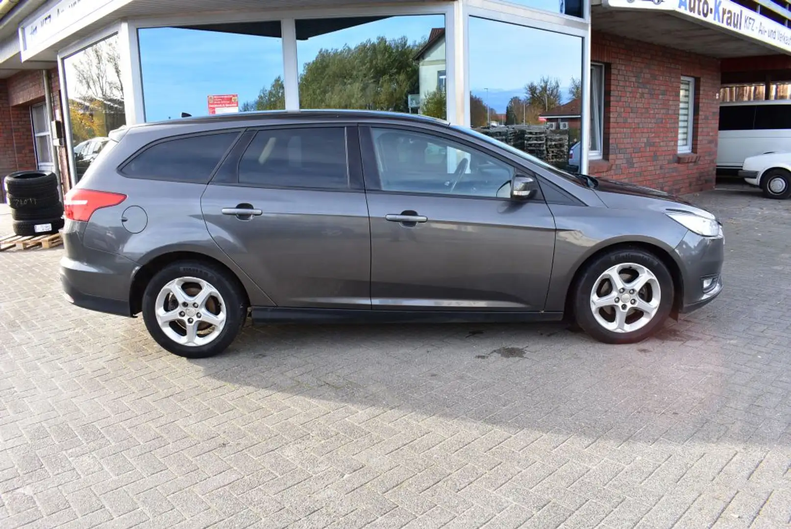Ford Focus Turnier 1.5 TDCi DPF Business Navi AluKlima Tempom Grau - 2