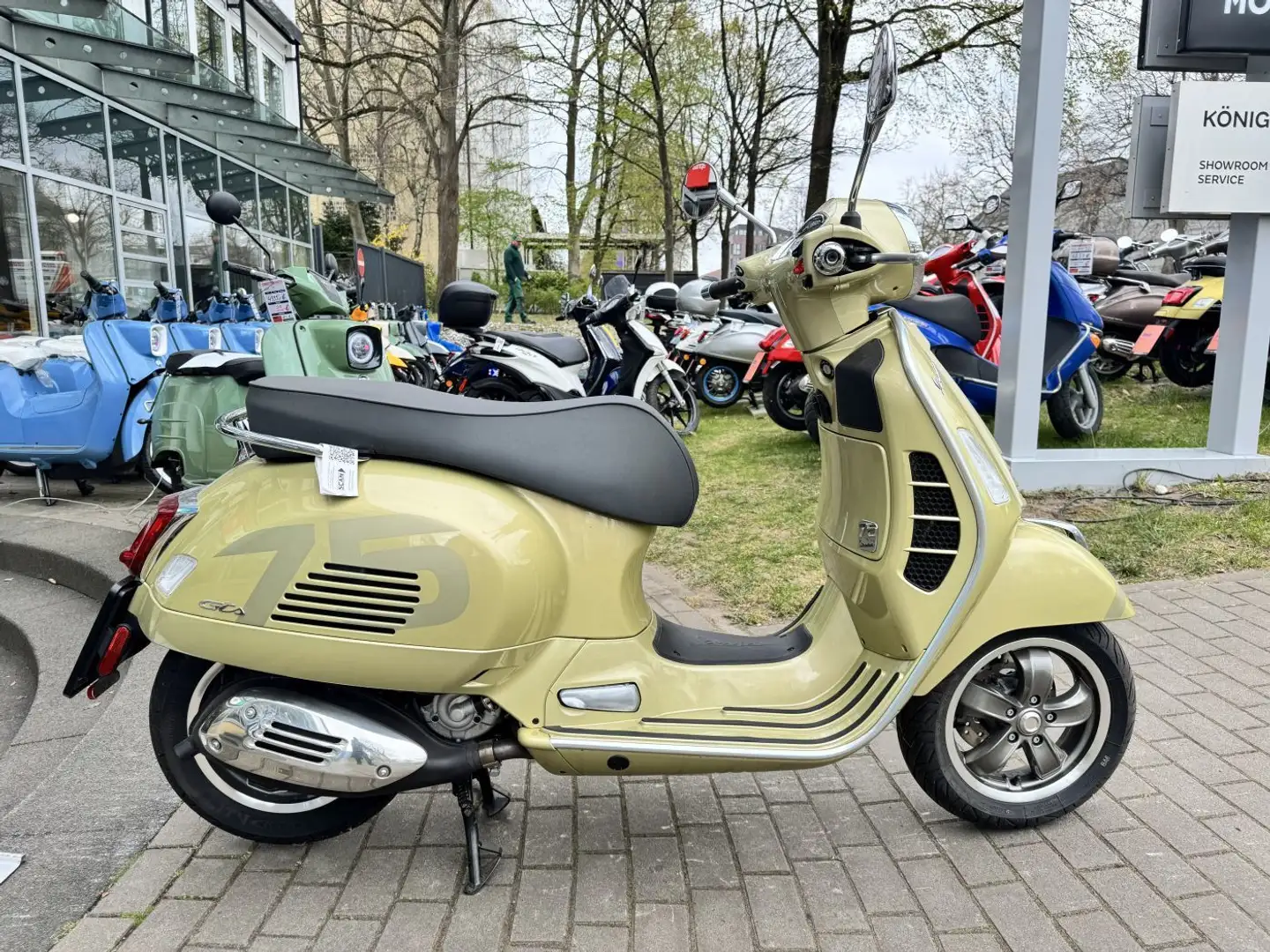 Vespa GTS Super Tech 125 75 Jahre ABS ASR Supertech Arany - 1