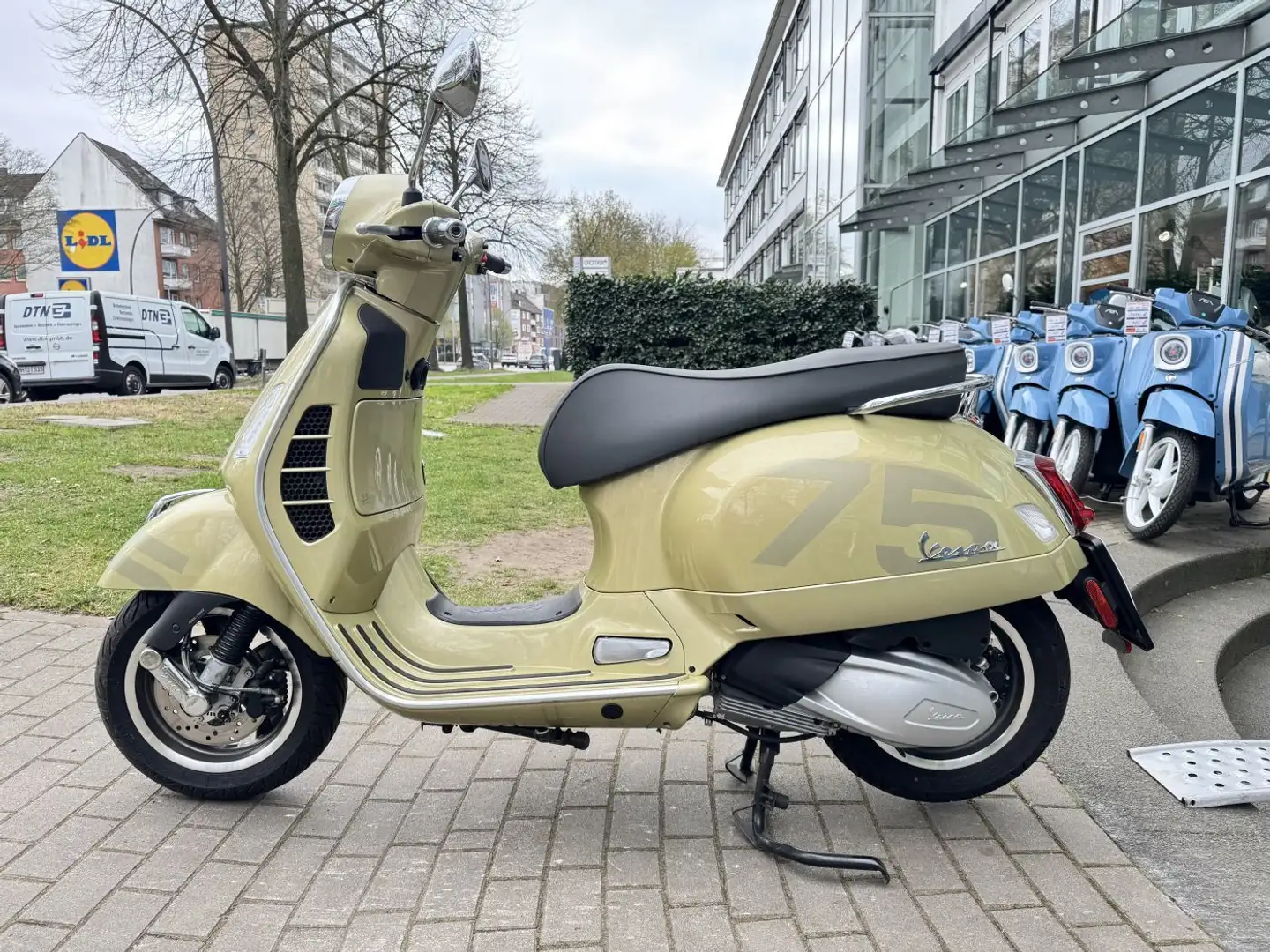 Vespa GTS Super Tech 125 75 Jahre ABS ASR Supertech Arany - 2