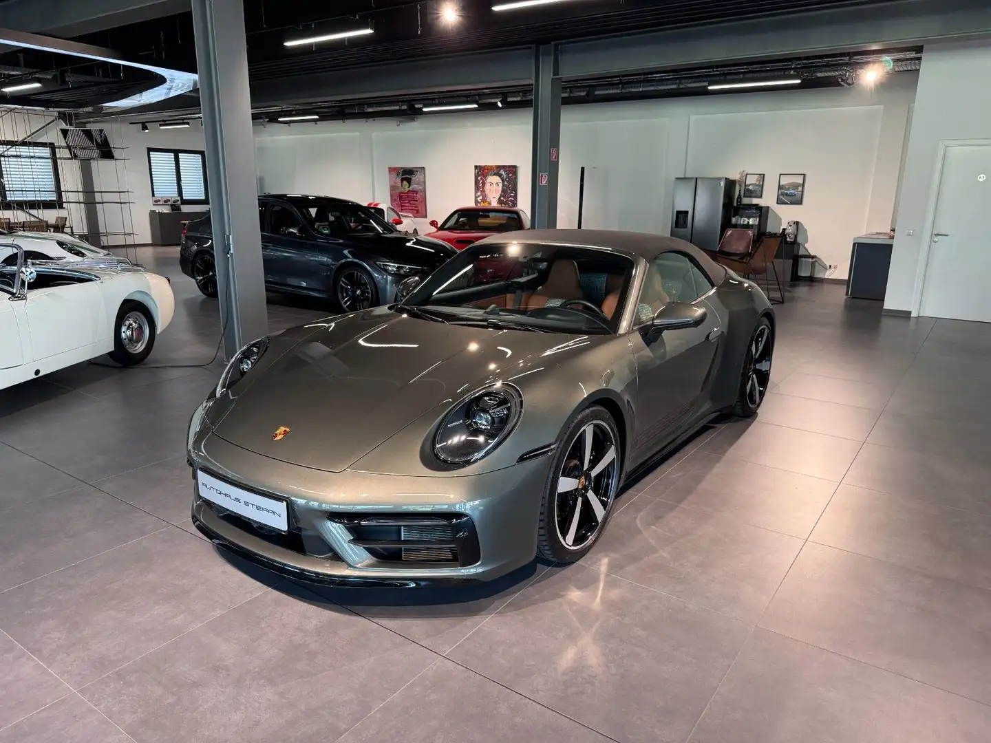 Porsche 992 Carrera 4S CabrioExclusiveHeritage app 05.27 Groen - 1