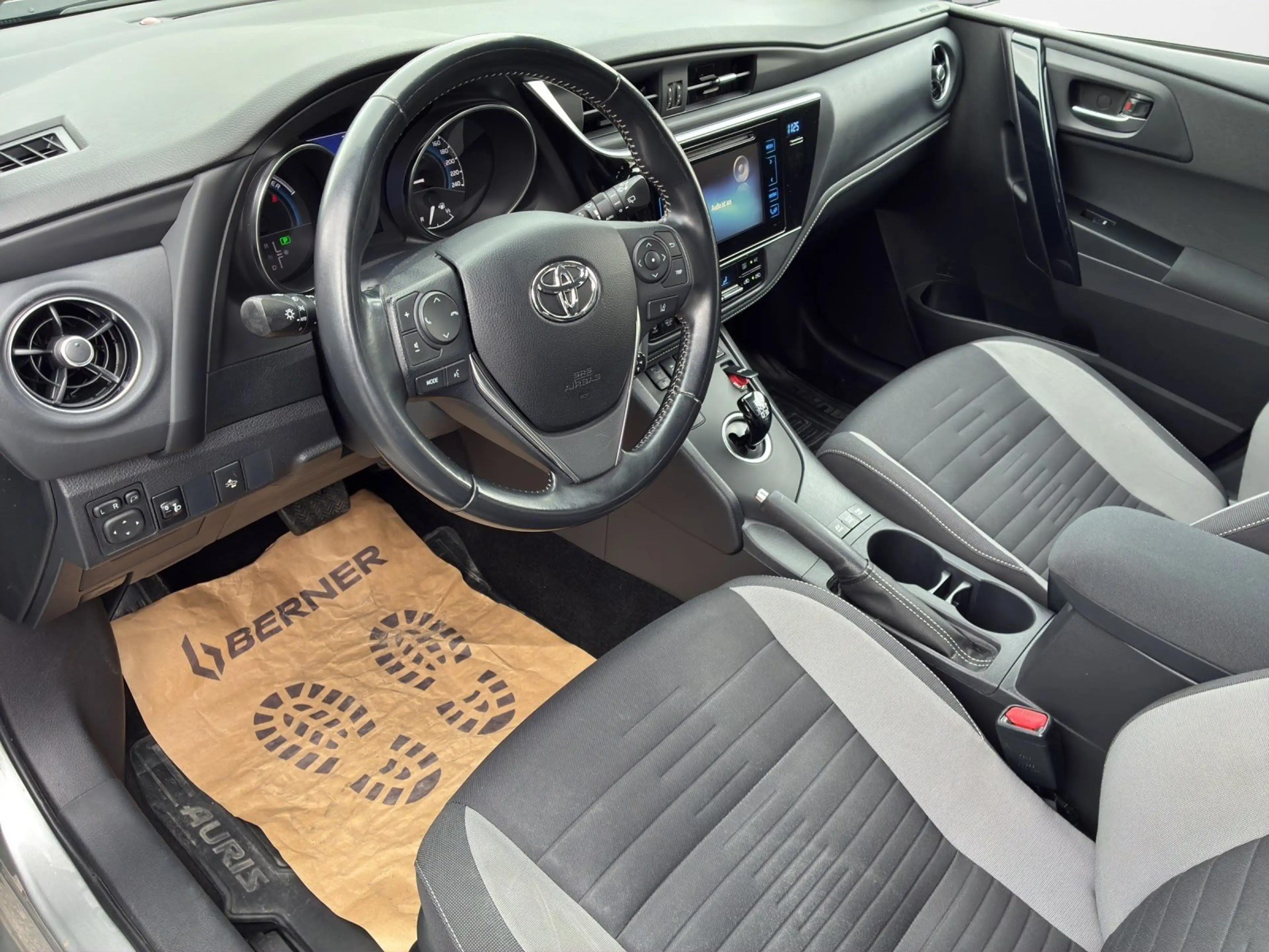 Toyota Auris Touring Sports — photo 10