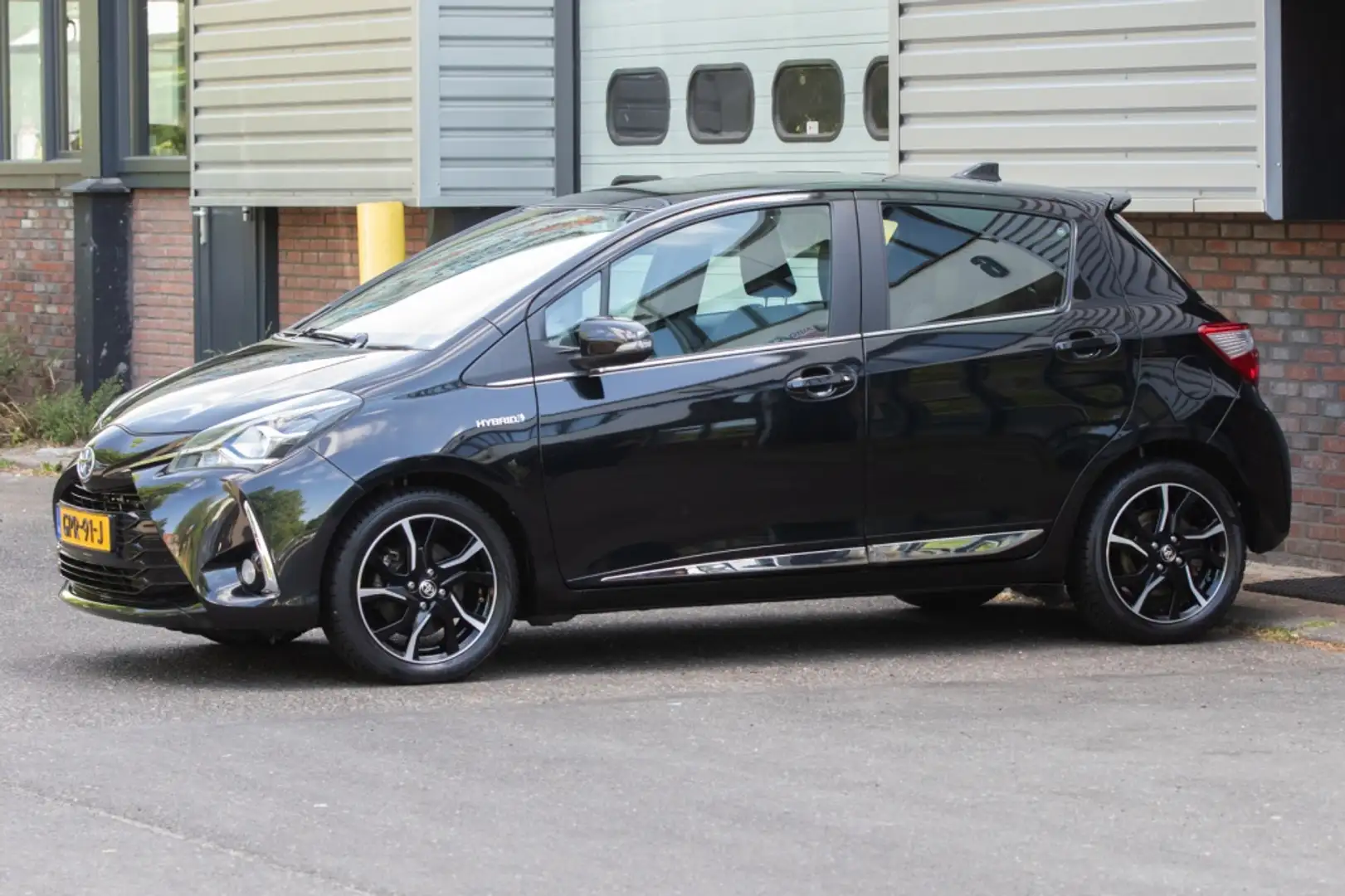 Toyota Yaris 1.5 Hyb. Executive Schwarz - 2
