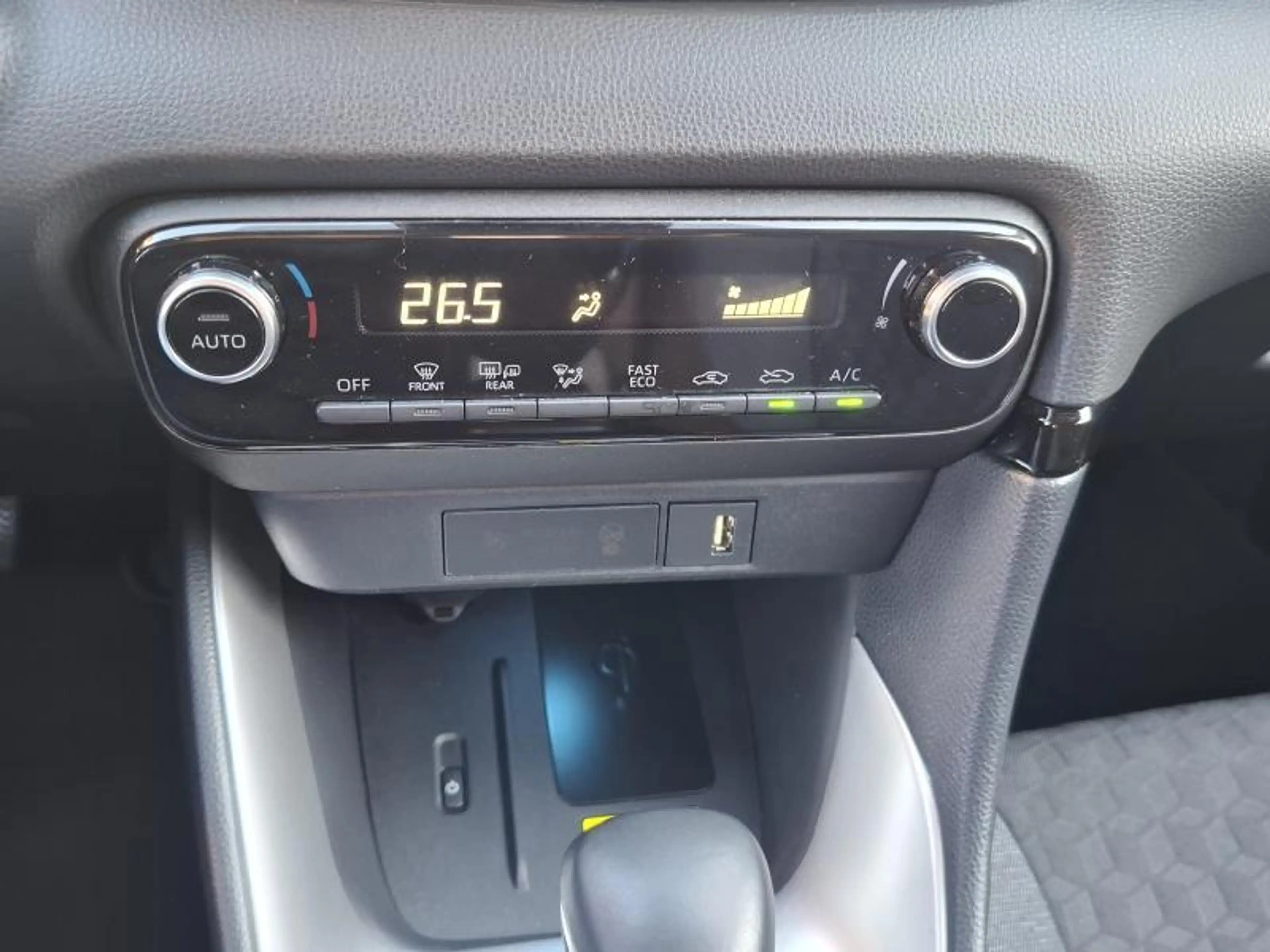 Toyota Yaris ICONIC — photo 8