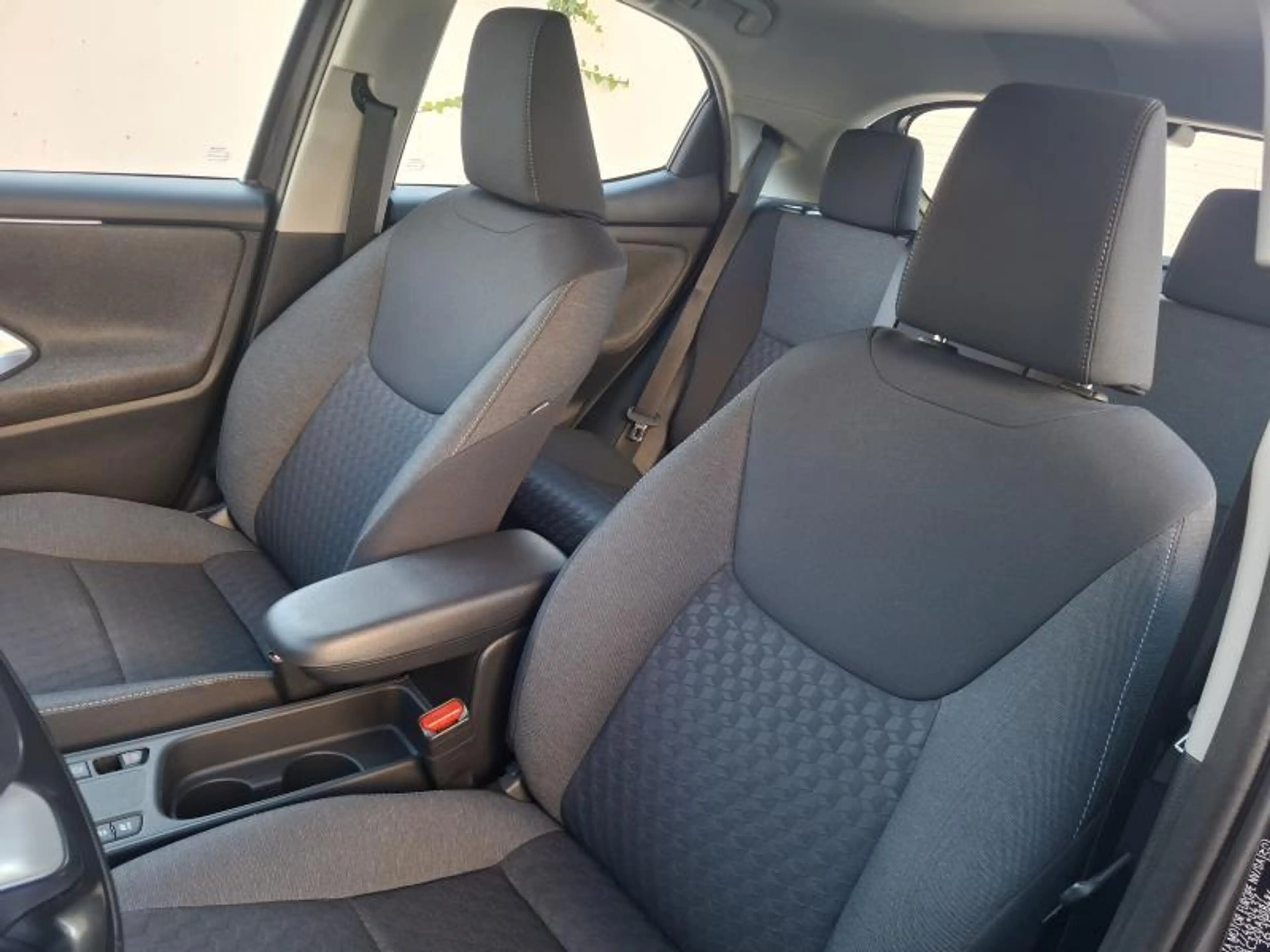 Toyota Yaris ICONIC — photo 12
