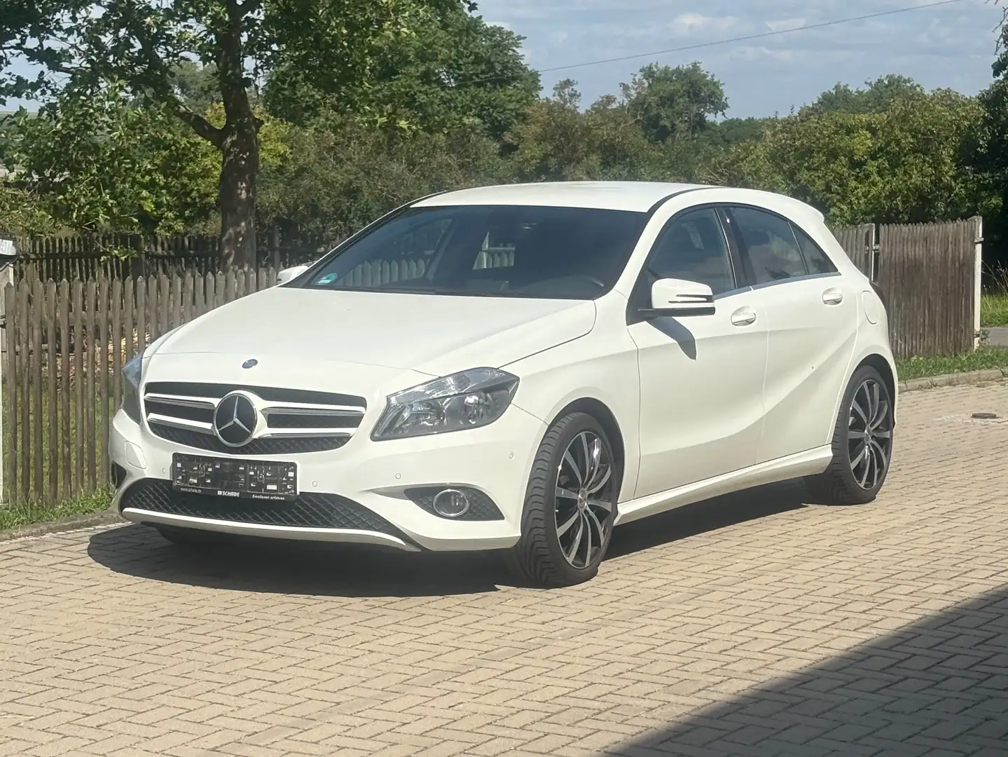 Mercedes-Benz A 180 A 180 BlueEFFICIENCY Edition White - 1