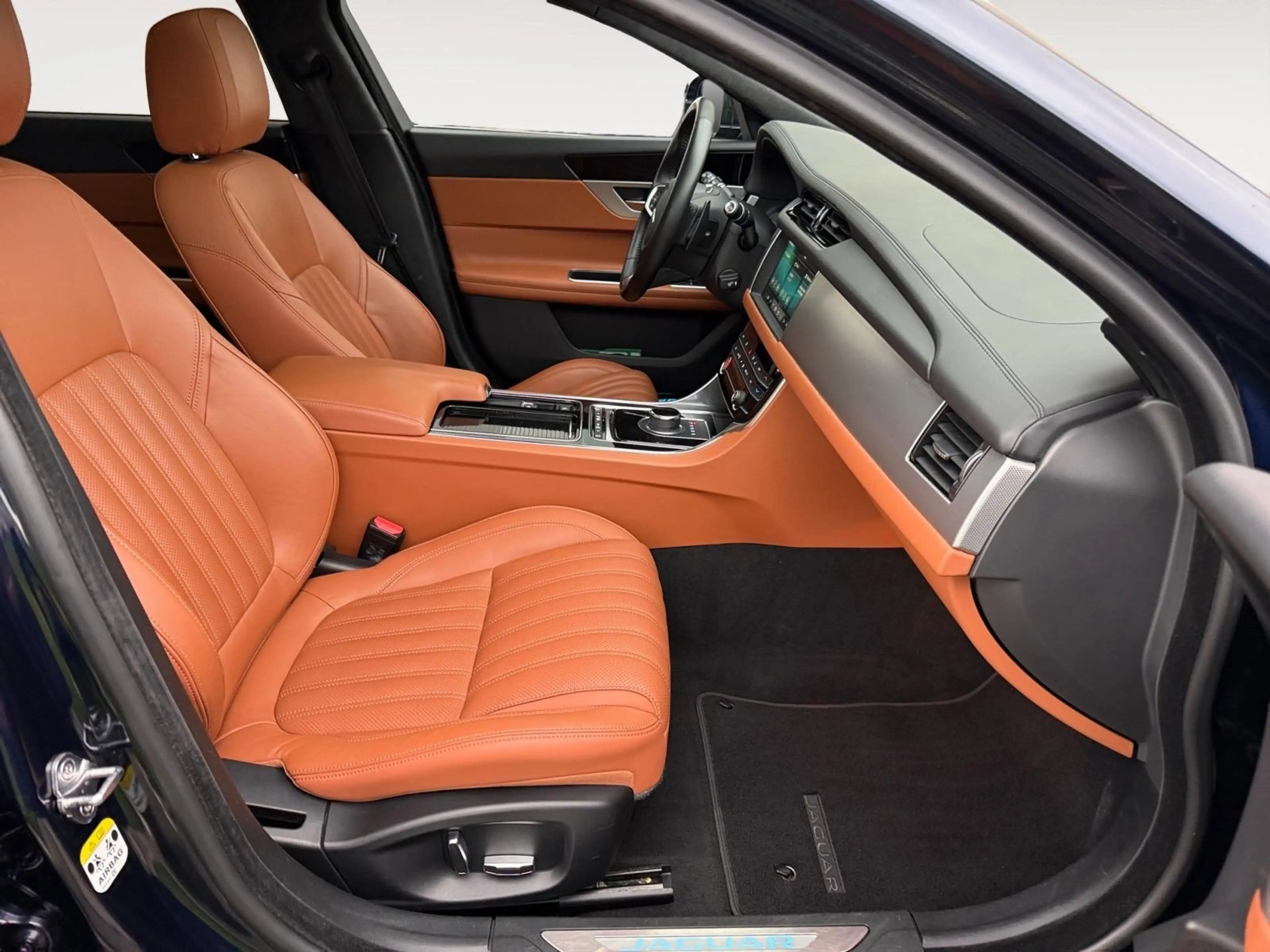 Jaguar XF Portfolio — photo 10