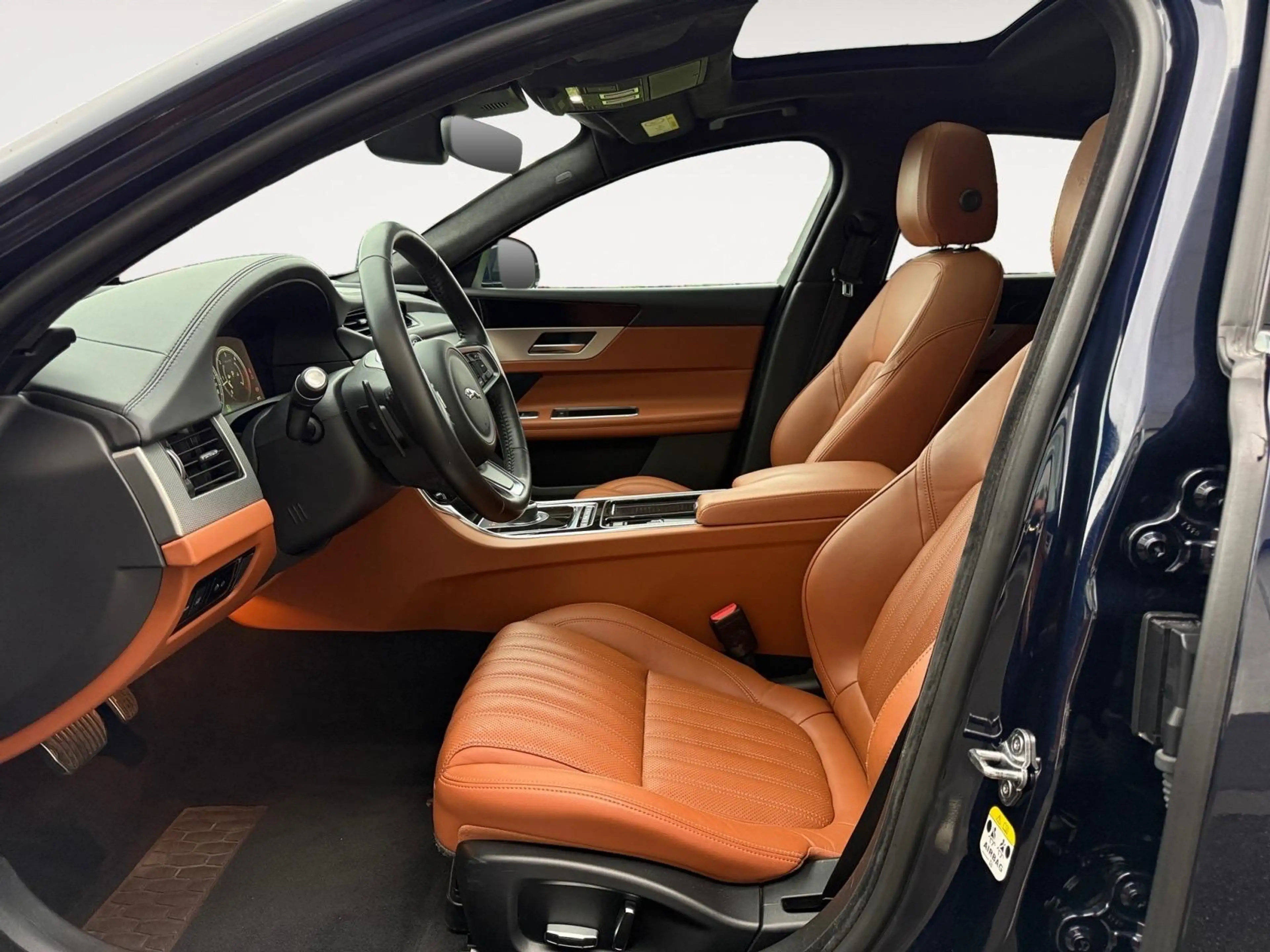 Jaguar XF Portfolio — photo 13