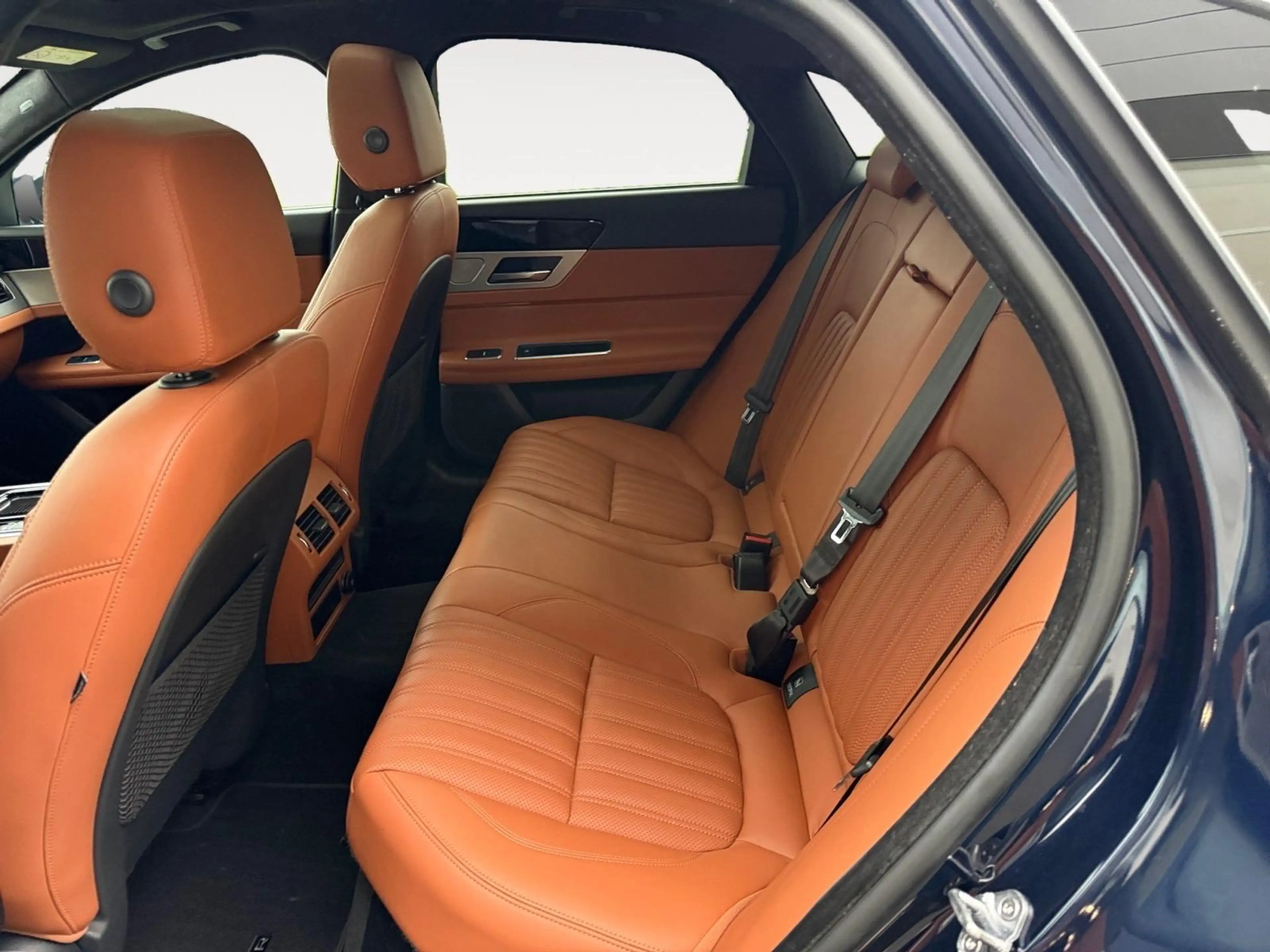 Jaguar XF Portfolio — photo 11
