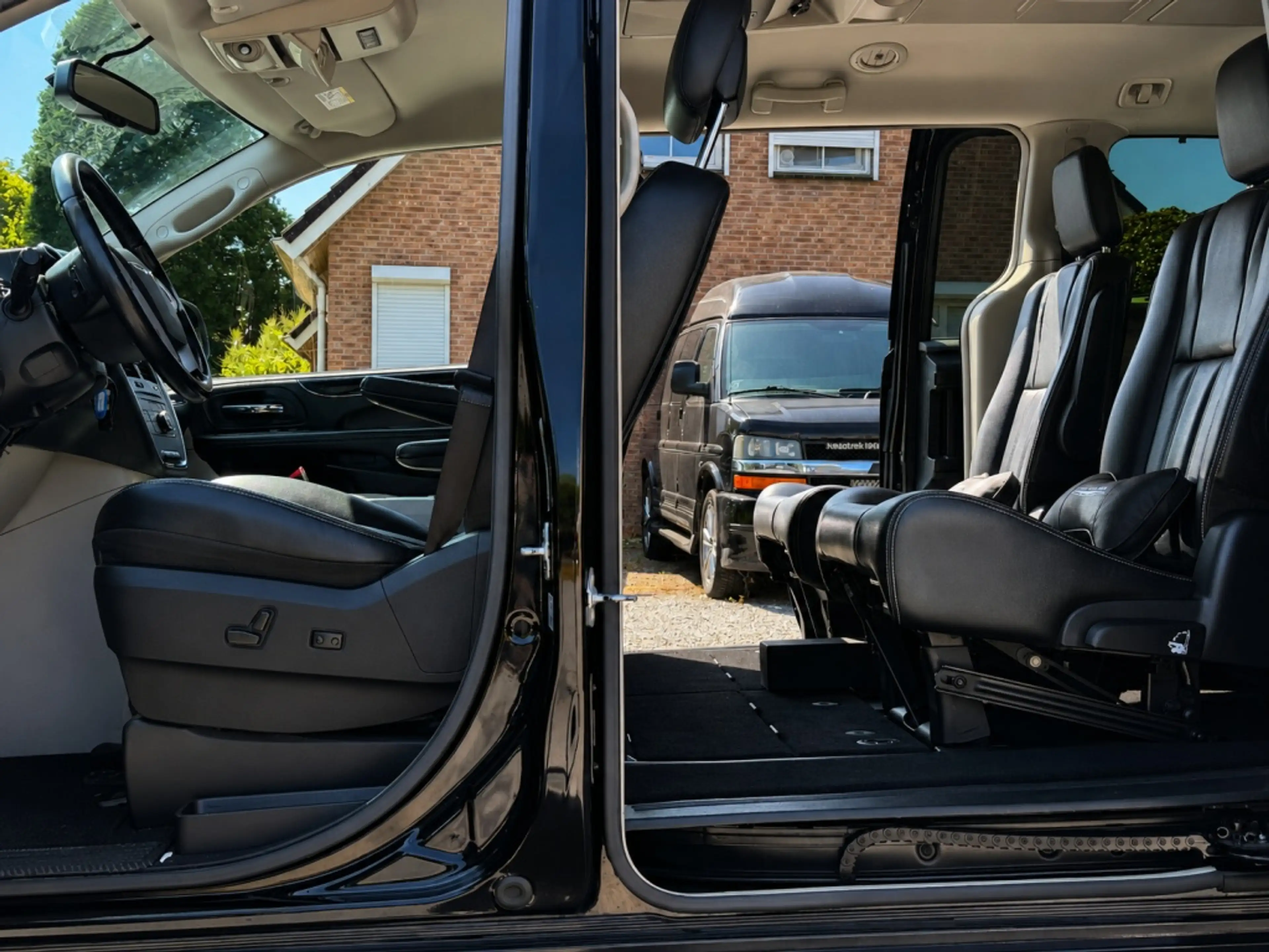 Chrysler Grand Voyager 3.6 V6 LIMITED-S EMINENCE-BLACK STOW&GO 2xTV/DVD/ — photo 13