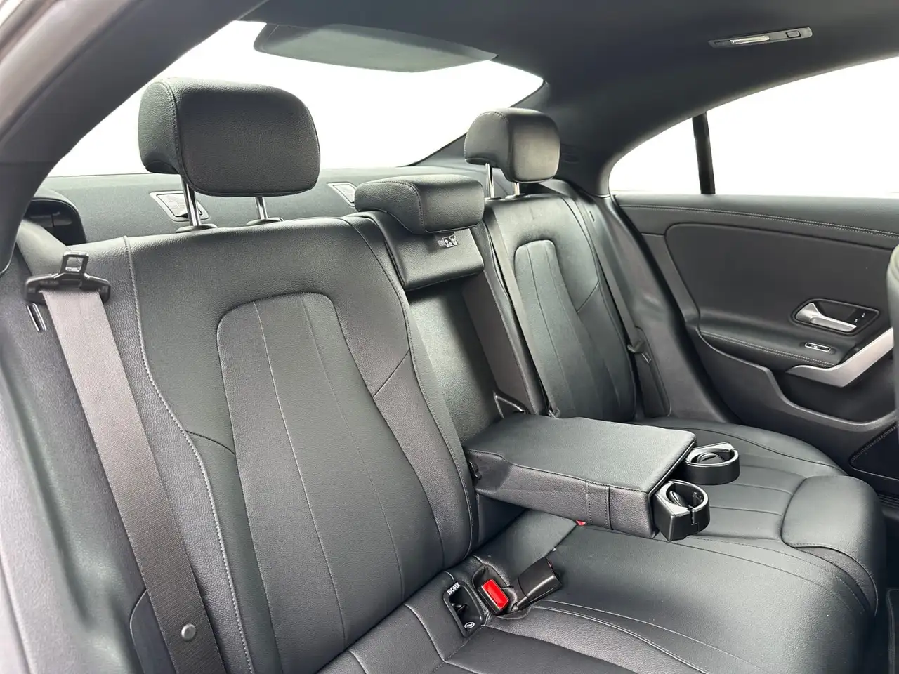 Mercedes-Benz CLA снимка Mercedes-Benz CLA