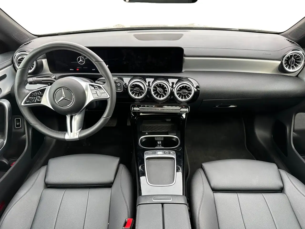 Mercedes-Benz CLA снимка Mercedes-Benz CLA