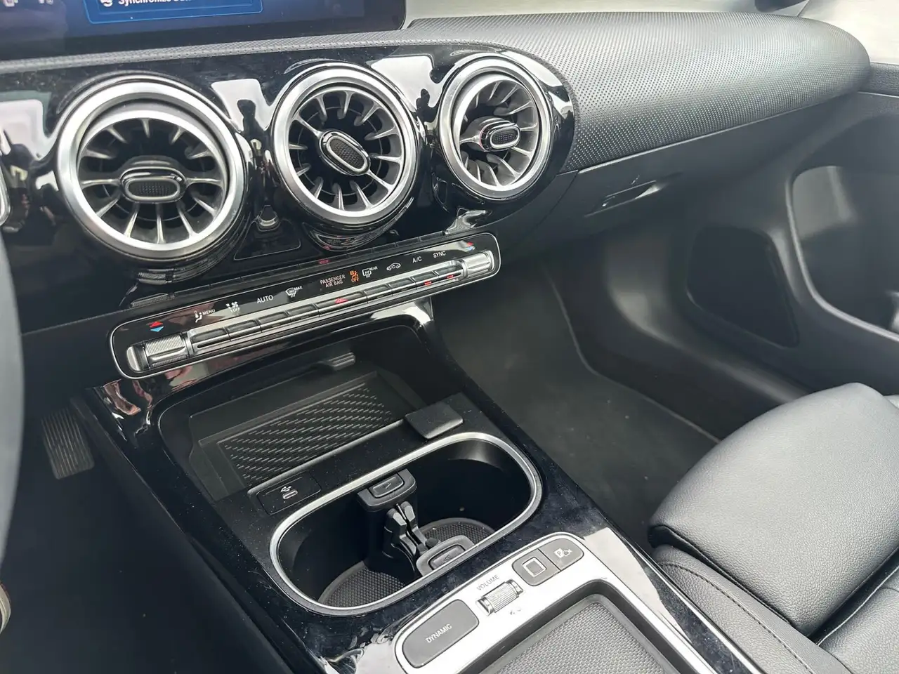 Mercedes-Benz CLA снимка Mercedes-Benz CLA