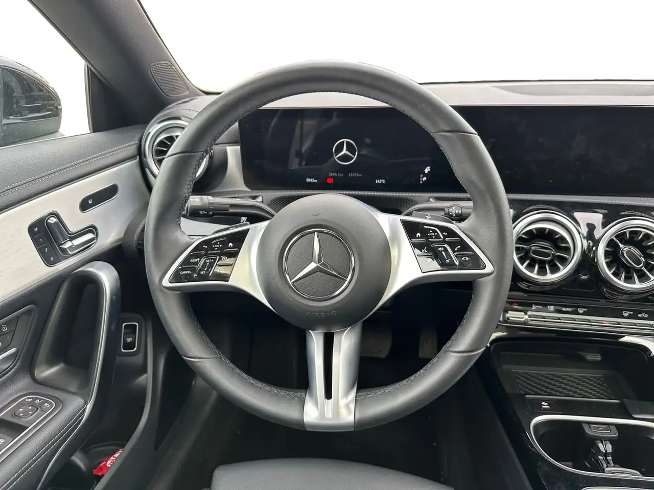 Mercedes-Benz CLA снимка Mercedes-Benz CLA