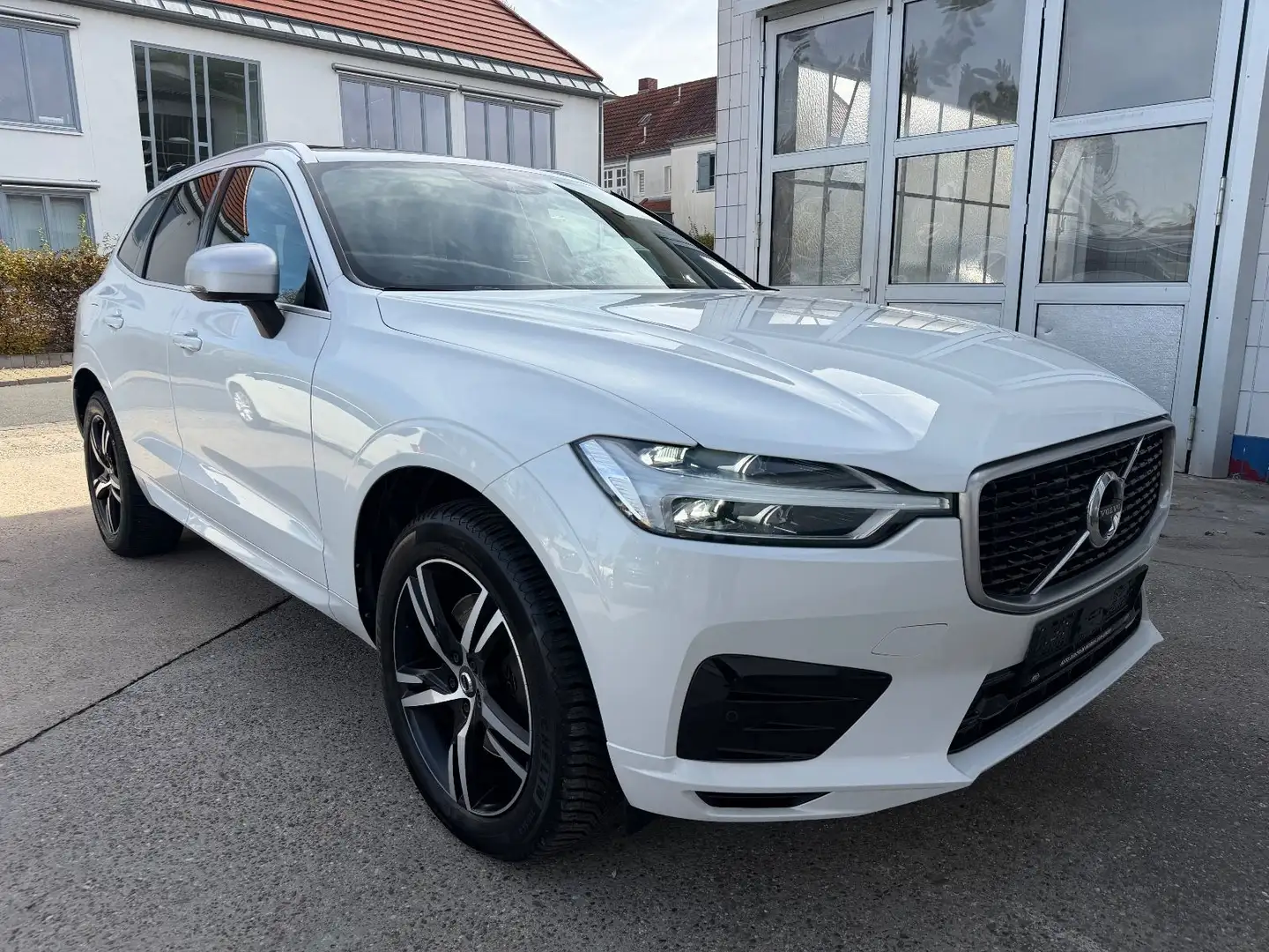 Volvo XC60 D4 R Design AWD *Pano*HUD*H&K*360°Kam* Blanc - 1