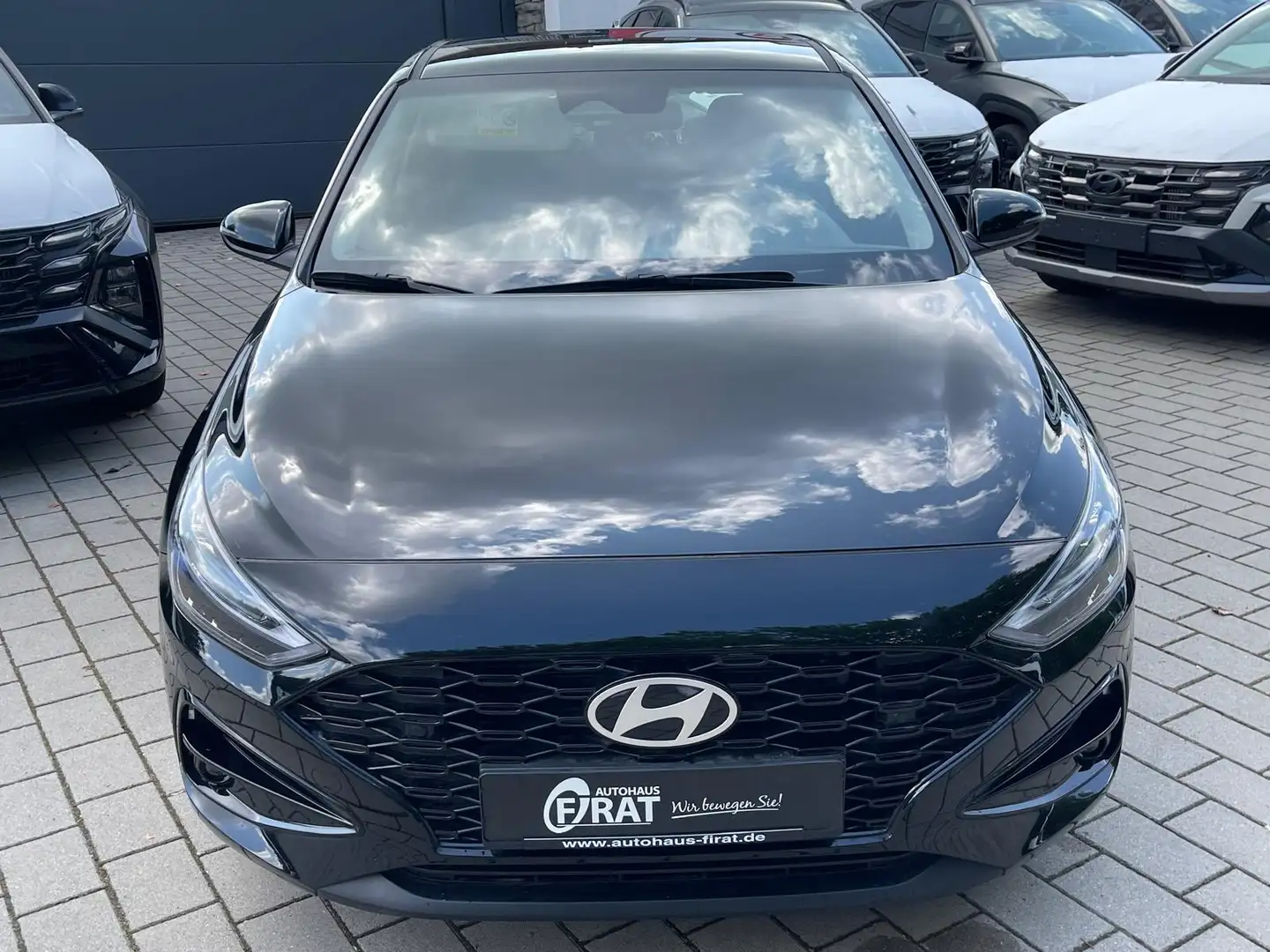 Hyundai i30 1,5 T-GDi PDC/R-Kamera/Navi/Digital Tacho Zwart - 1