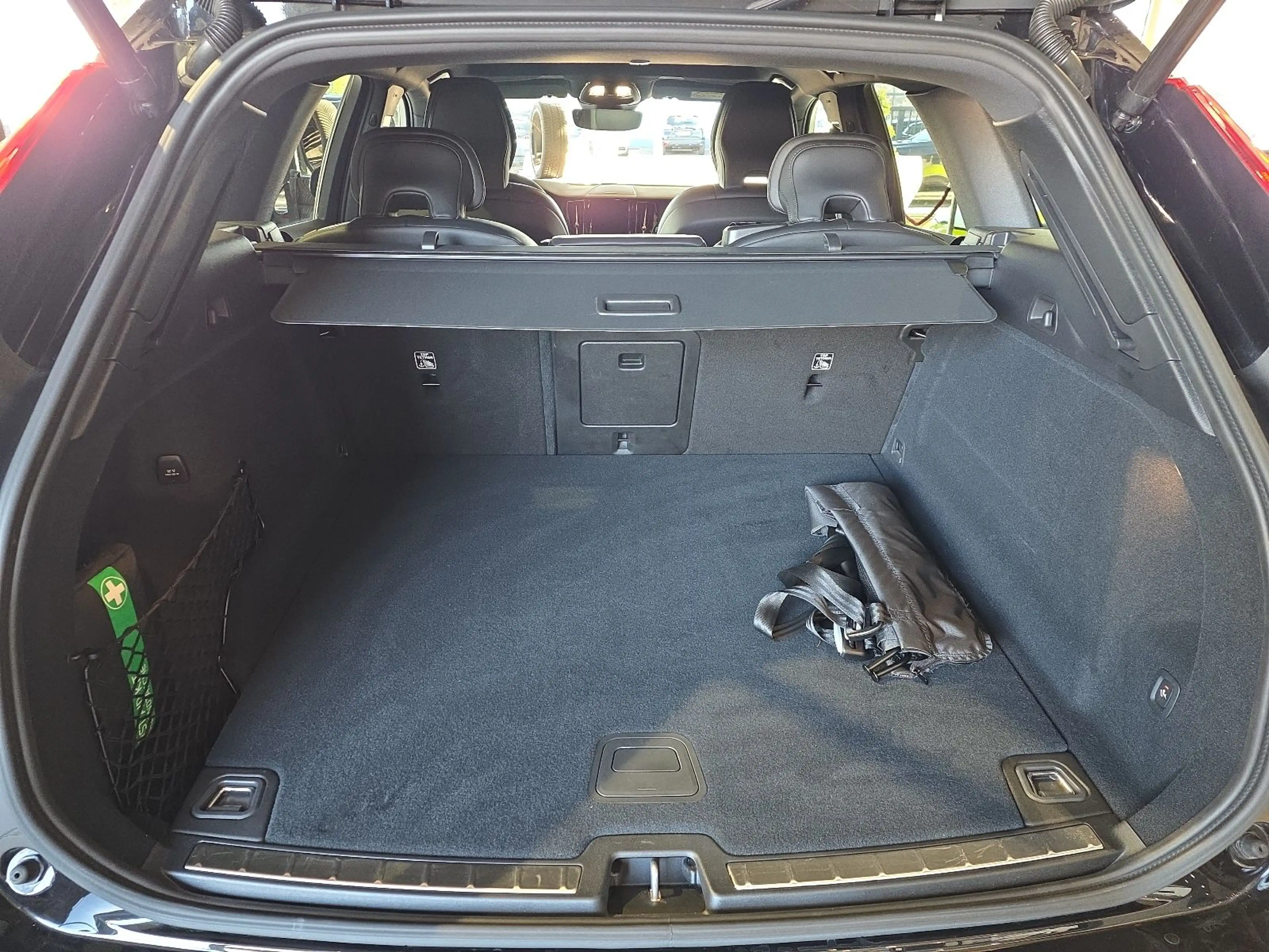 Volvo XC60 B5 Plus Black Edition AWD BLIS AHK Nappa — photo 14
