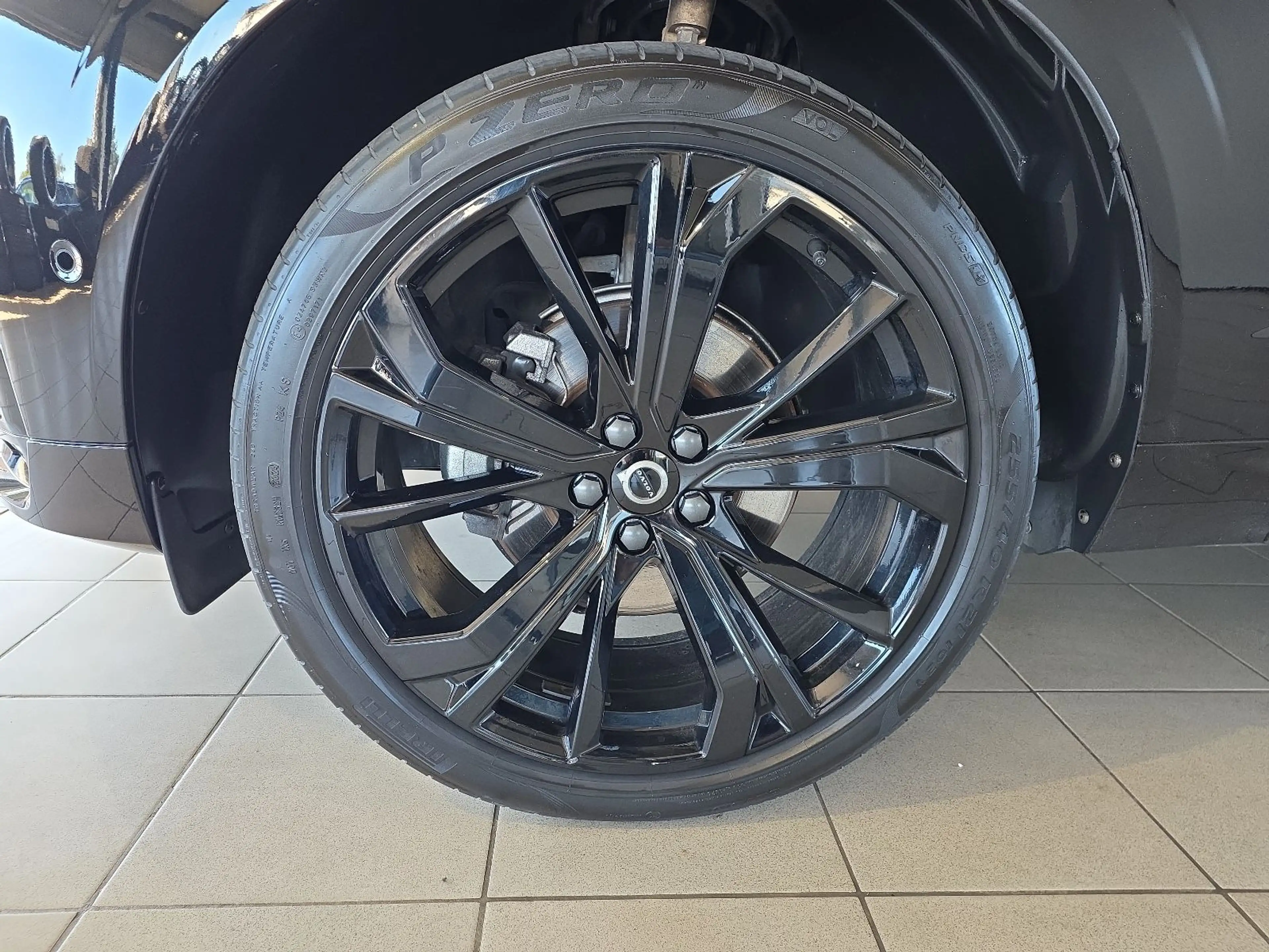 Volvo XC60 B5 Plus Black Edition AWD BLIS AHK Nappa — photo 35