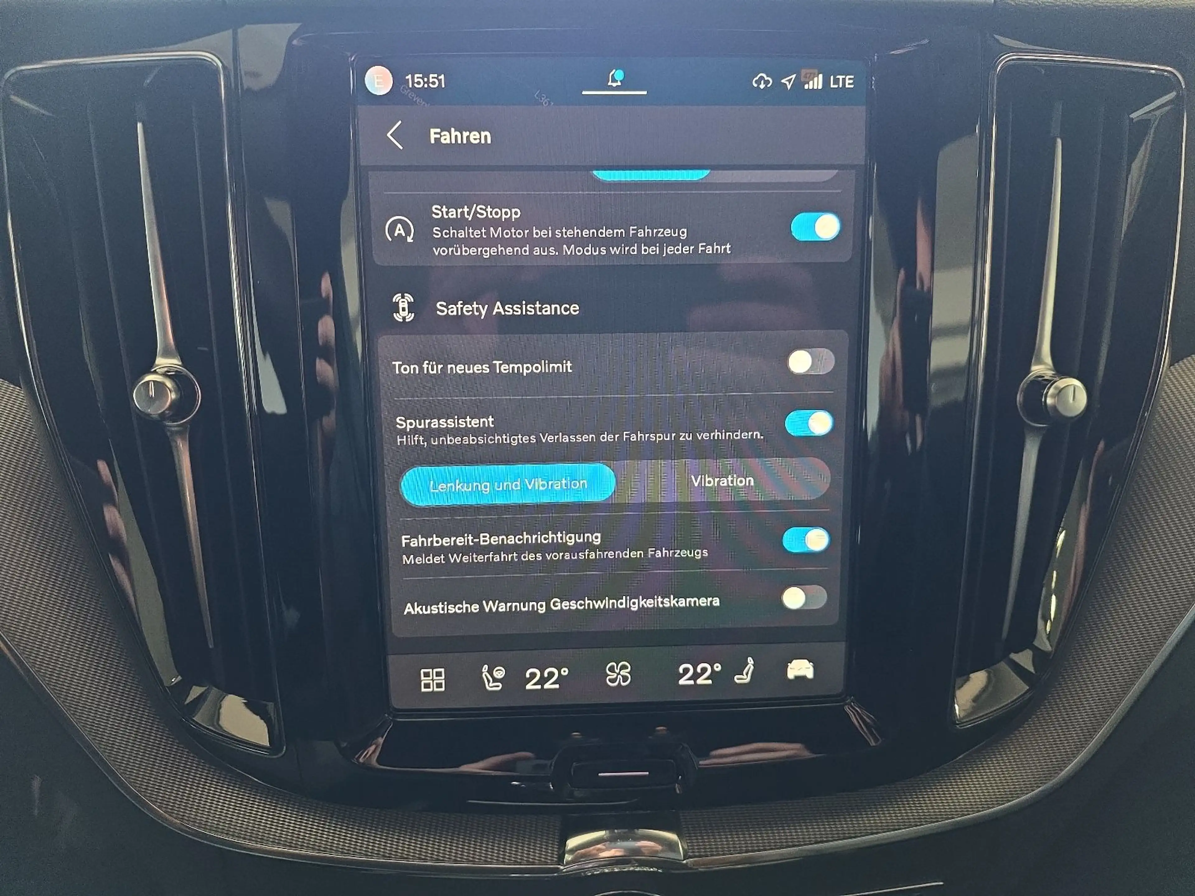 Volvo XC60 B5 Plus Black Edition AWD BLIS AHK Nappa — photo 31