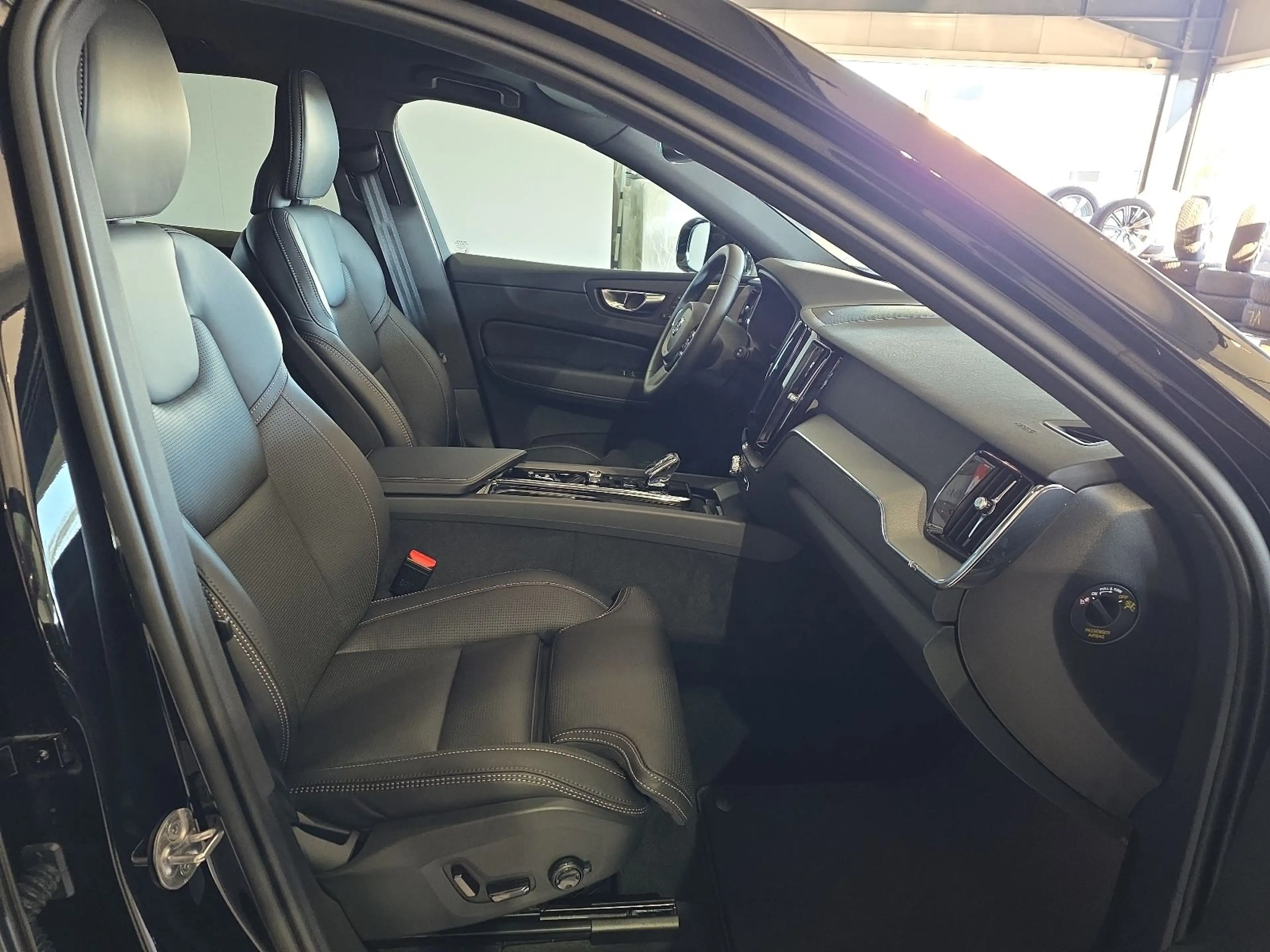 Volvo XC60 B5 Plus Black Edition AWD BLIS AHK Nappa — photo 11