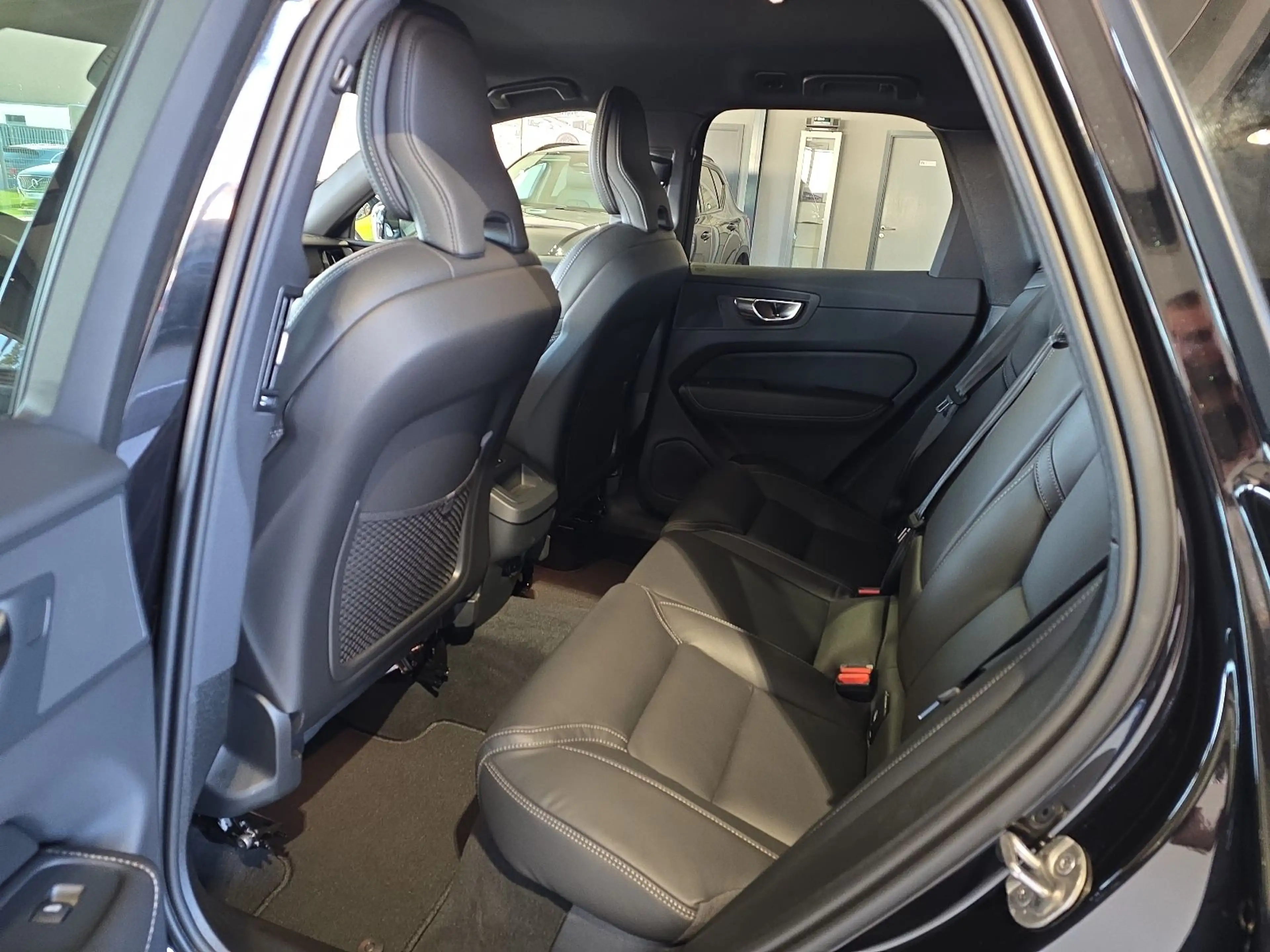 Volvo XC60 B5 Plus Black Edition AWD BLIS AHK Nappa — photo 17