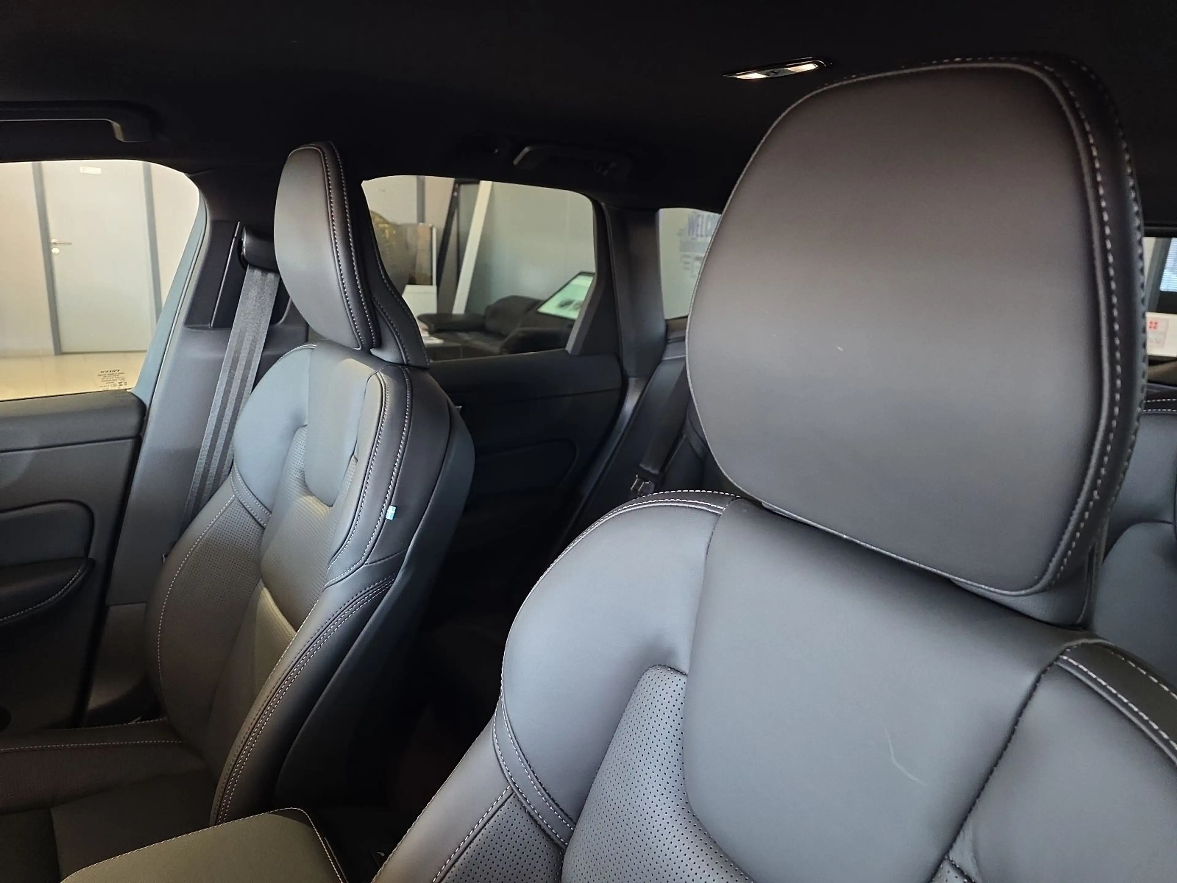 Volvo XC60 B5 Plus Black Edition AWD BLIS AHK Nappa — photo 20