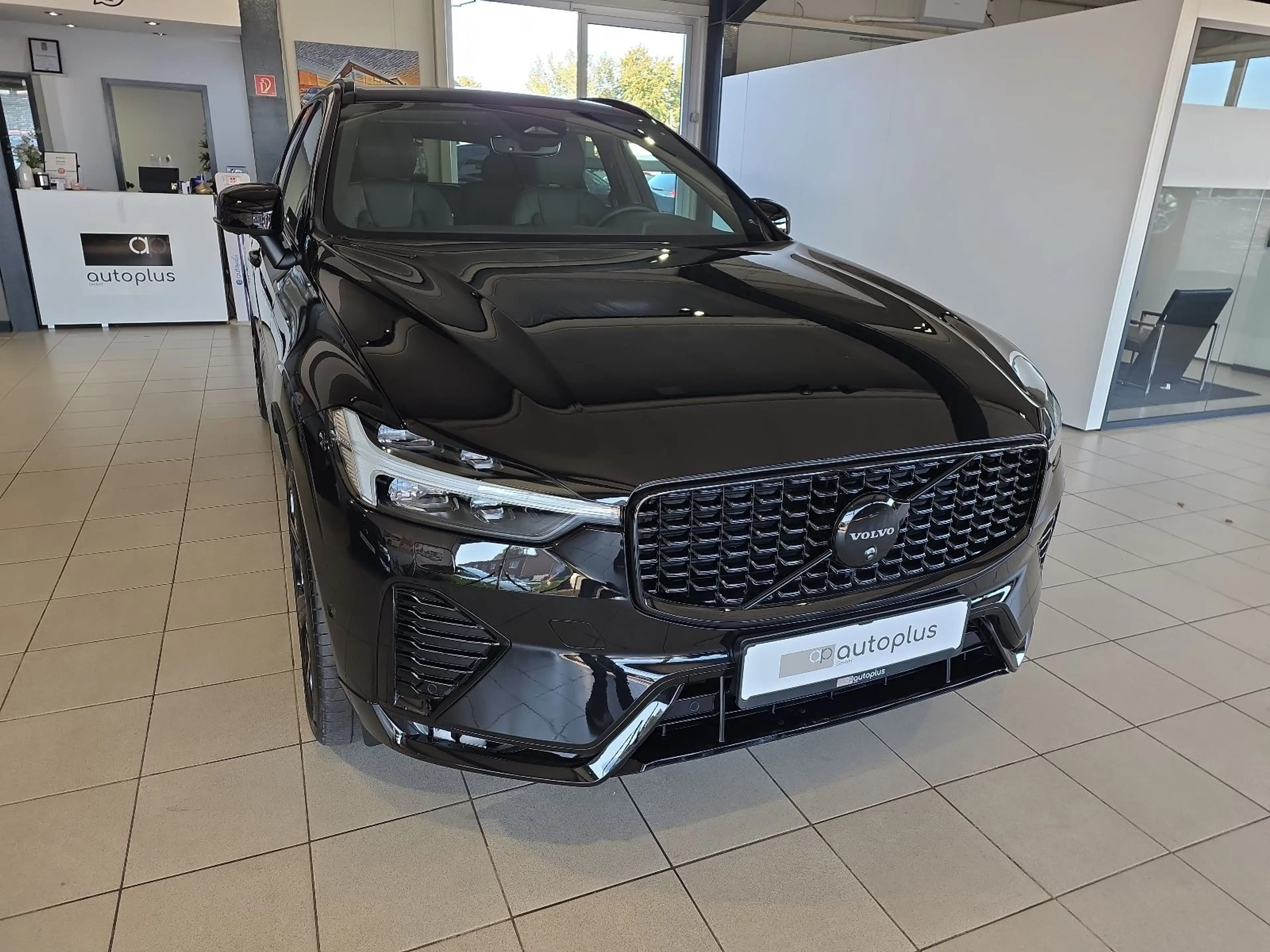 Volvo XC60 B5 Plus Black Edition AWD BLIS AHK Nappa — photo 4