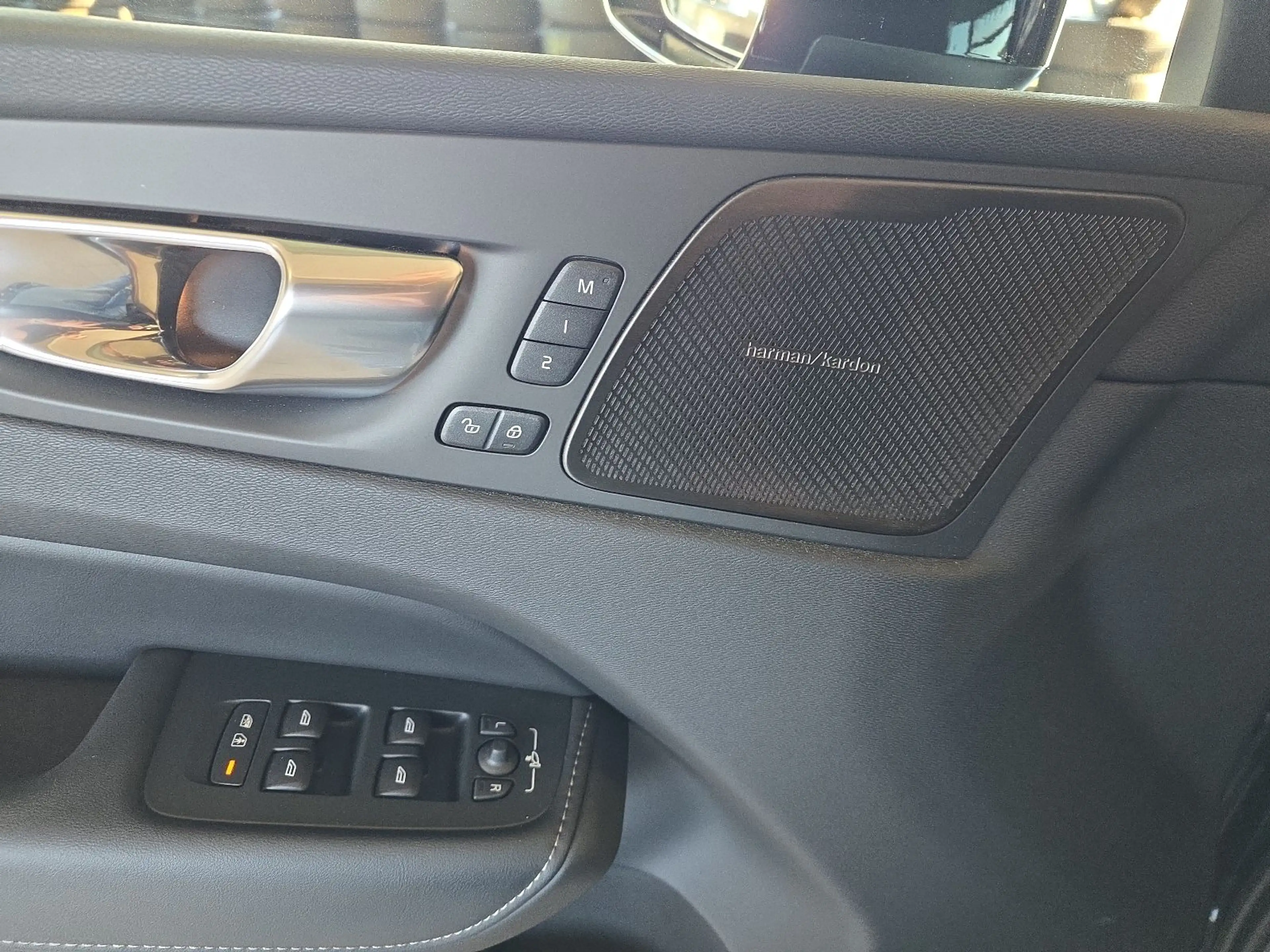 Volvo XC60 B5 Plus Black Edition AWD BLIS AHK Nappa — photo 18