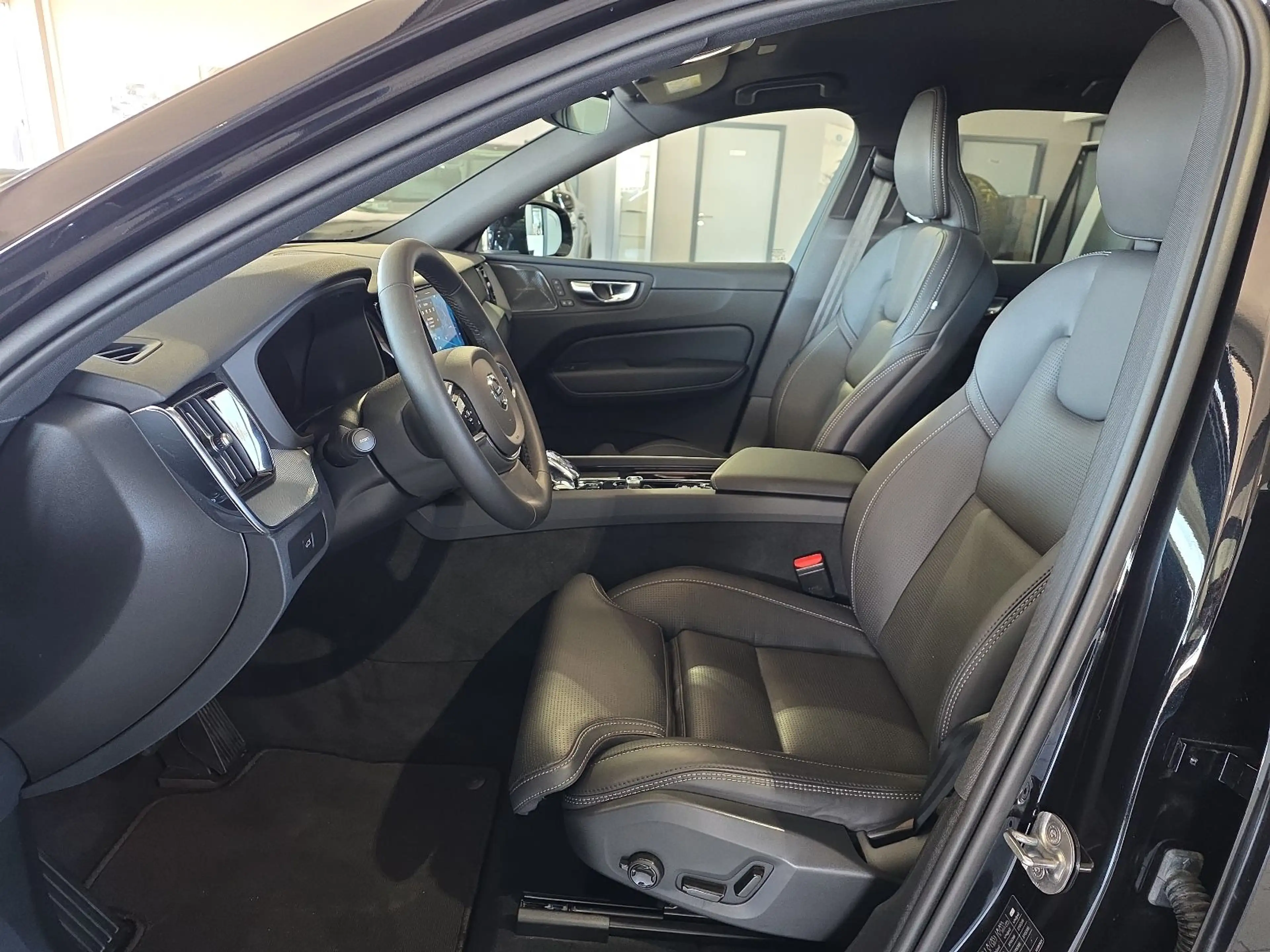 Volvo XC60 B5 Plus Black Edition AWD BLIS AHK Nappa — photo 21
