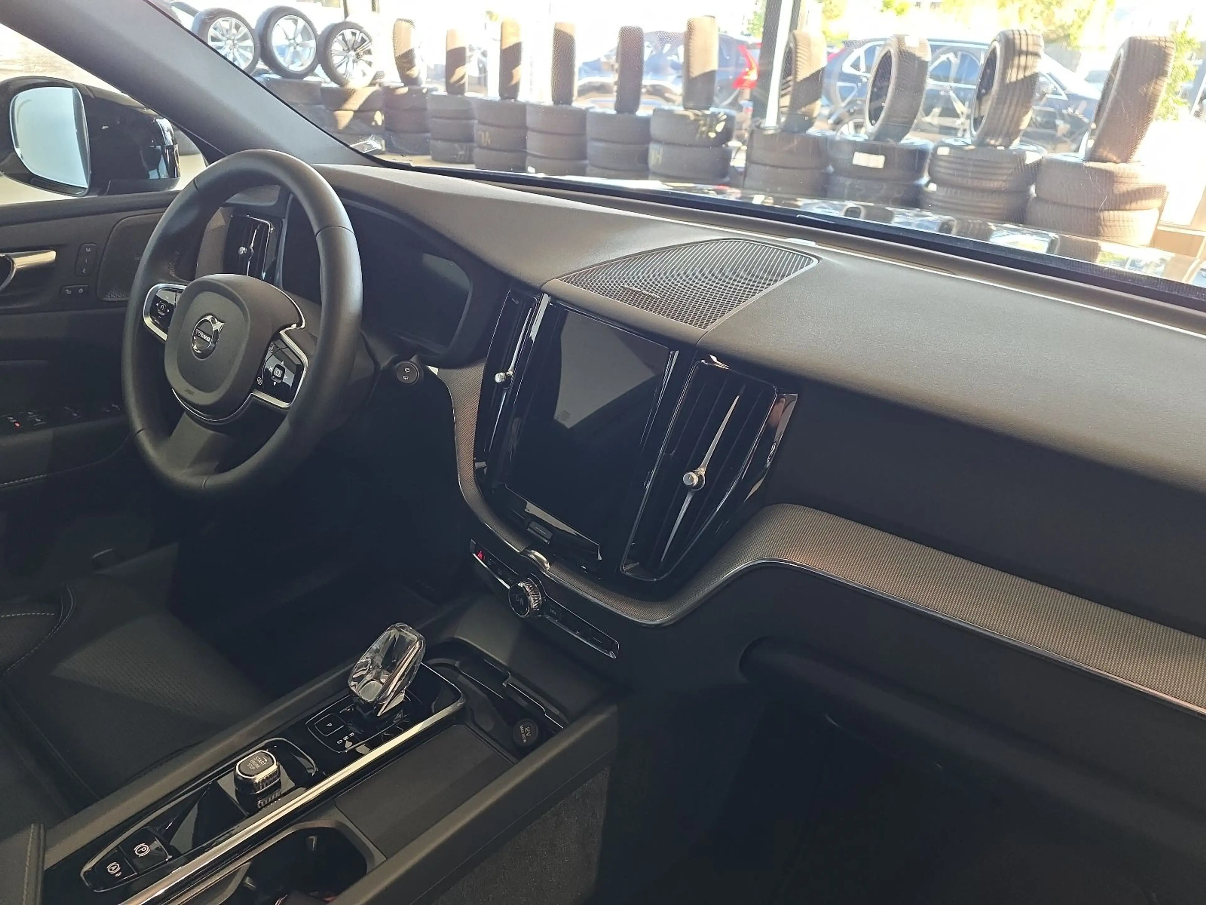 Volvo XC60 B5 Plus Black Edition AWD BLIS AHK Nappa — photo 12