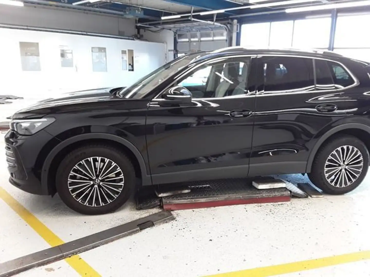 Volkswagen Tiguan ELEGANCE 2.0TDI 150PS DSG NP.58T AHK.STDHZG.AREA-V Schwarz - 2