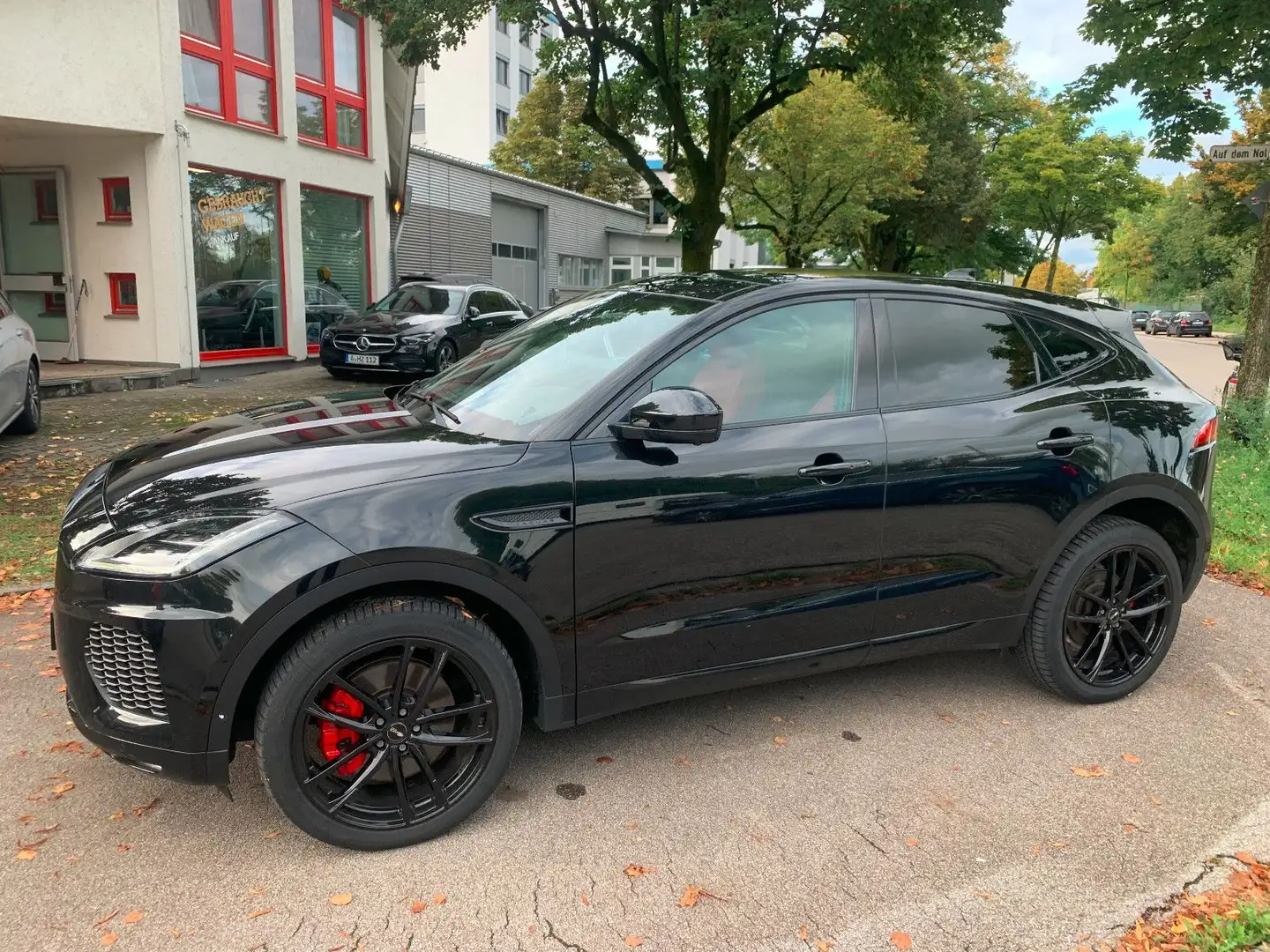 Jaguar E-Pace P300 R-Dynamic AHK *1.Hand* Schwarz - 1