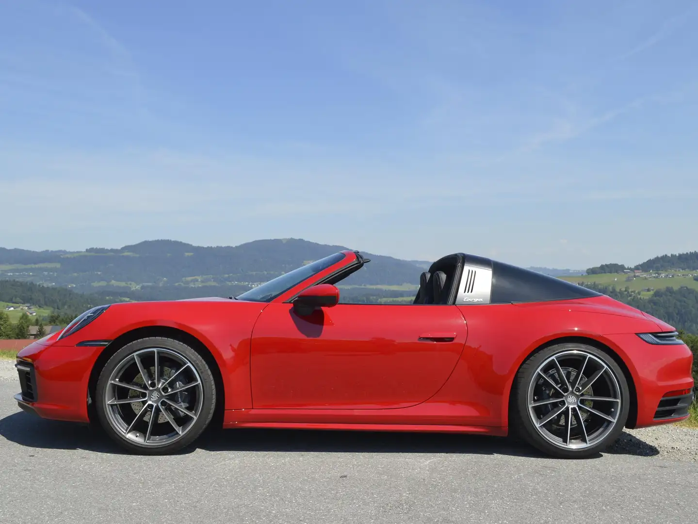 Porsche 992 Targa 4 mit Mega Ausstattung und Porsche Approved Rot - 2