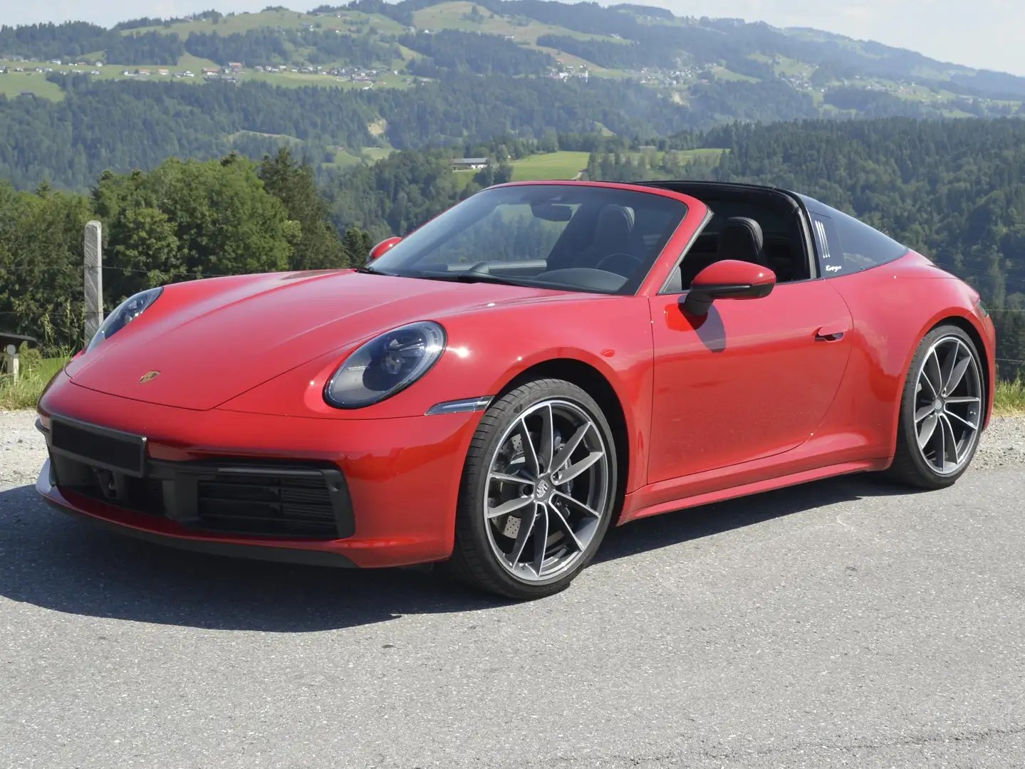 Porsche 992 Targa 4 mit Mega Ausstattung und Porsche Approved Rot - 1
