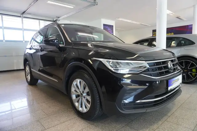 Volkswagen Tiguan view 3