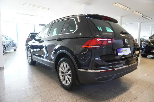 Volkswagen Tiguan view 4