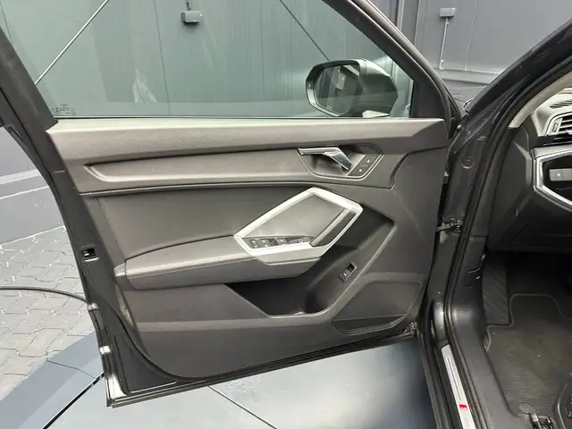Audi Q3 view 13