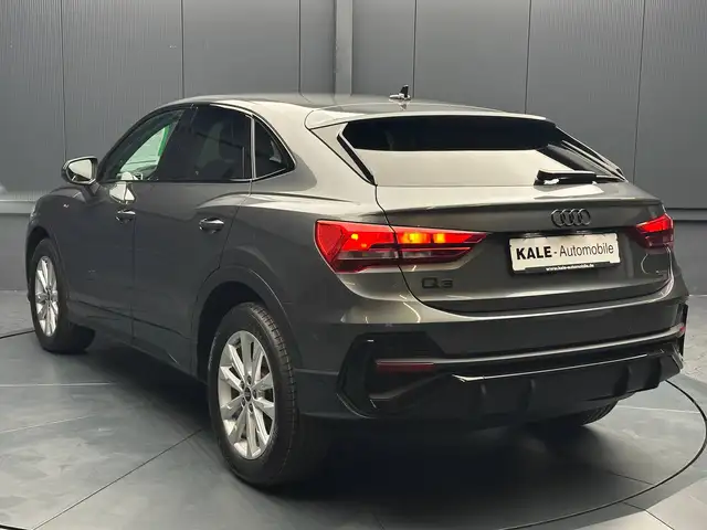 Audi Q3 view 3