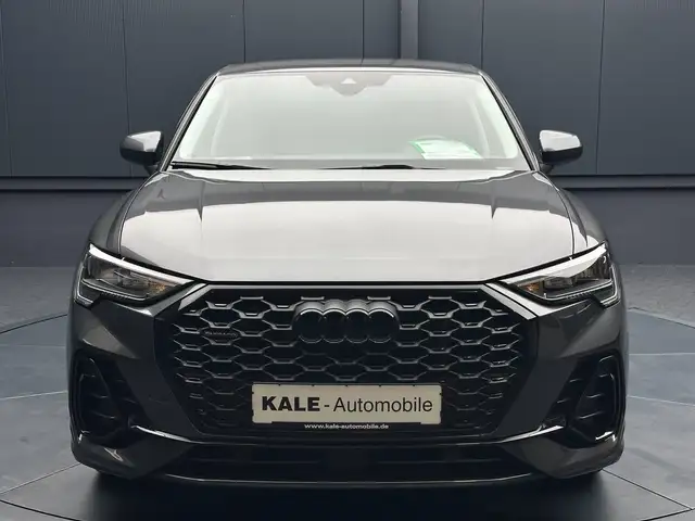 Audi Q3 view 8