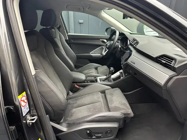 Audi Q3 view 10