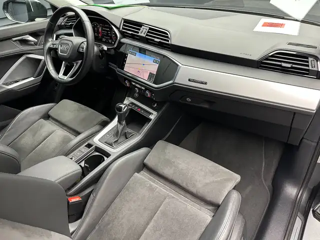 Audi Q3 view 11