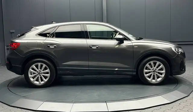 Audi Q3 view 6